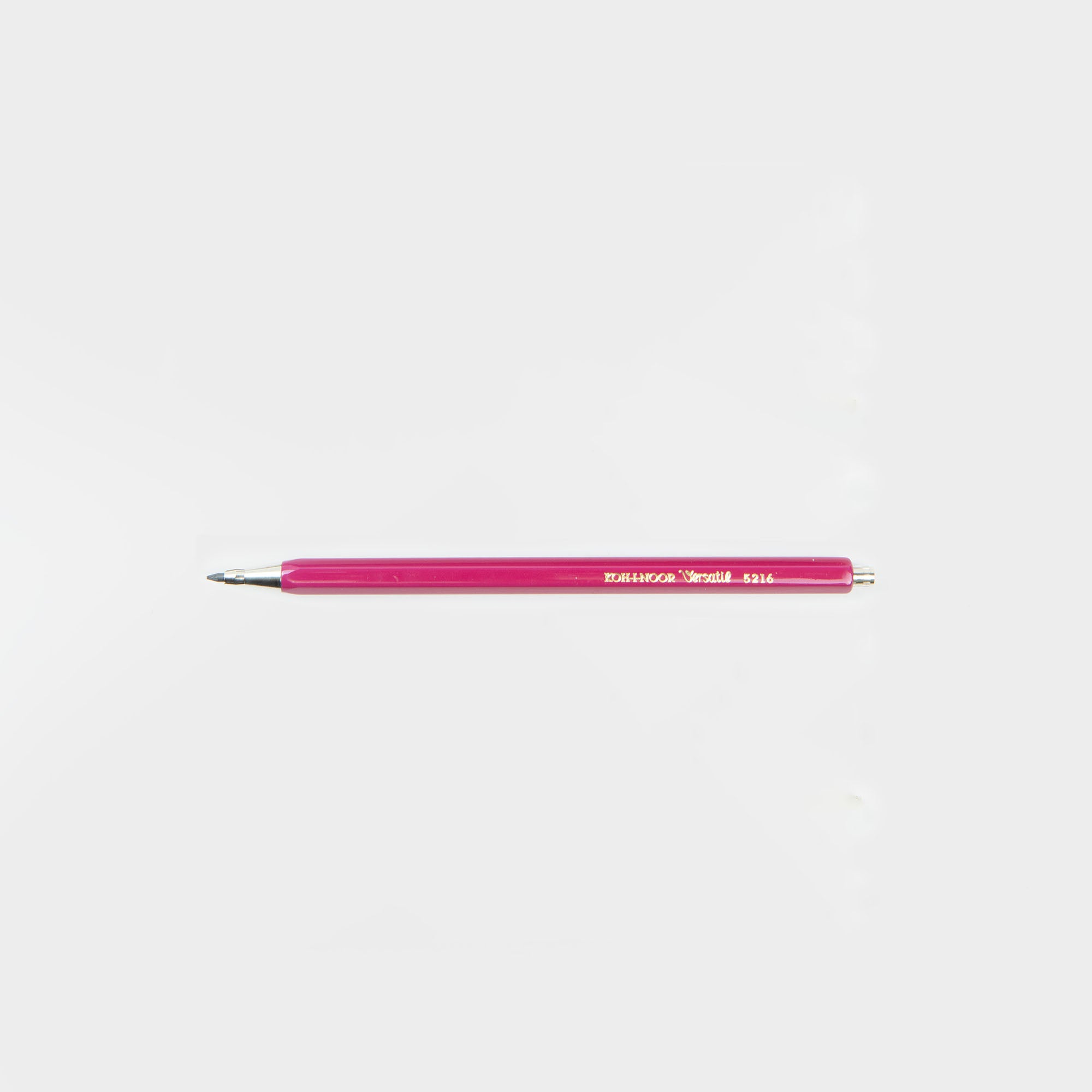 Ein rosafarbener Koh-i-noor Druckbleistift Versatil mit silberner Spitze und Ende, beschriftet mit 9314, liegt waagerecht auf weißem Hintergrund - ideal, wenn Rosa Ihre Lieblingsfarbe ist oder zu Ihrem Top-Bleistift aus der 10 Farben-Serie passt.