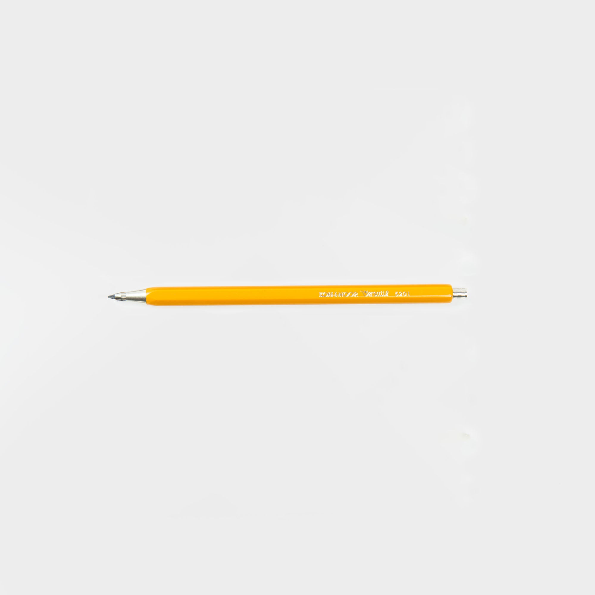Ein gelbes Koh-i-noor Druckbleistift Versatil mit silbernen Akzenten liegt waagerecht auf weißem Hintergrund, so dass Sie Ihren Favoriten unter 10 verfügbaren Farben leicht erkennen können.
