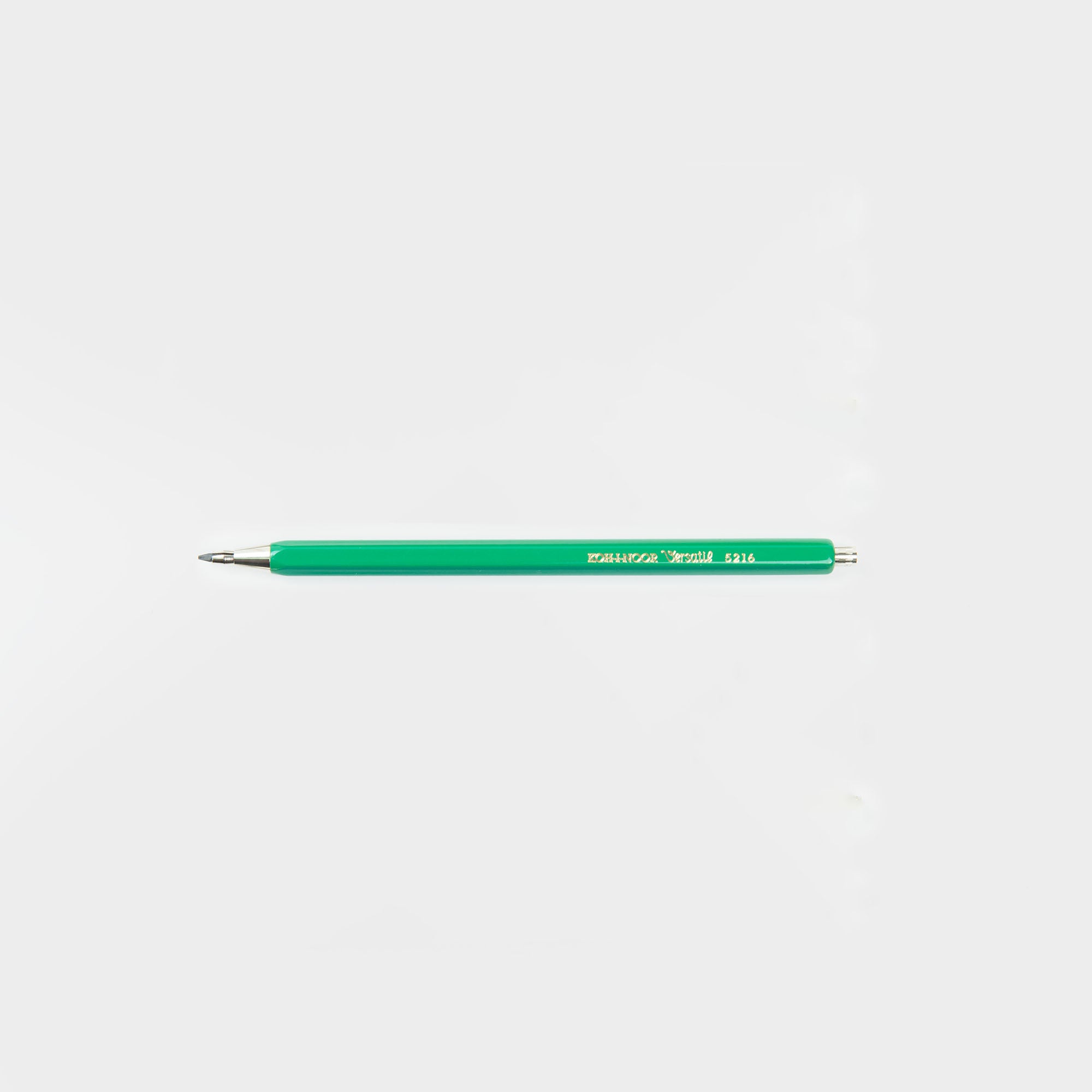 Ein Druckbleistift Versatil von Koh-i-noor liegt waagrecht auf weißem Hintergrund-perfekt für alle, die ihre Lieblingsfarbe bei den Schreibwaren einen Akzent setzen möchten oder zwischen zehn Farben wählen wollen.