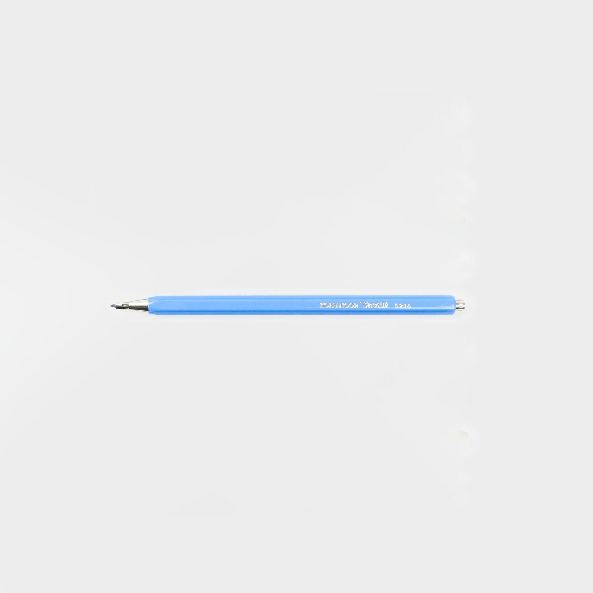 Ein Druckbleistift Versatil von Koh-i-noor mit einer silbernen Spitze ruht auf einem schlichten weißen Hintergrund - ideal zum Kombinieren mit Ihren Koh-i-noor Bleistiften oder zur Auswahl aus 10 Farben, um Ihren Lieblingsfarbton zu treffen.