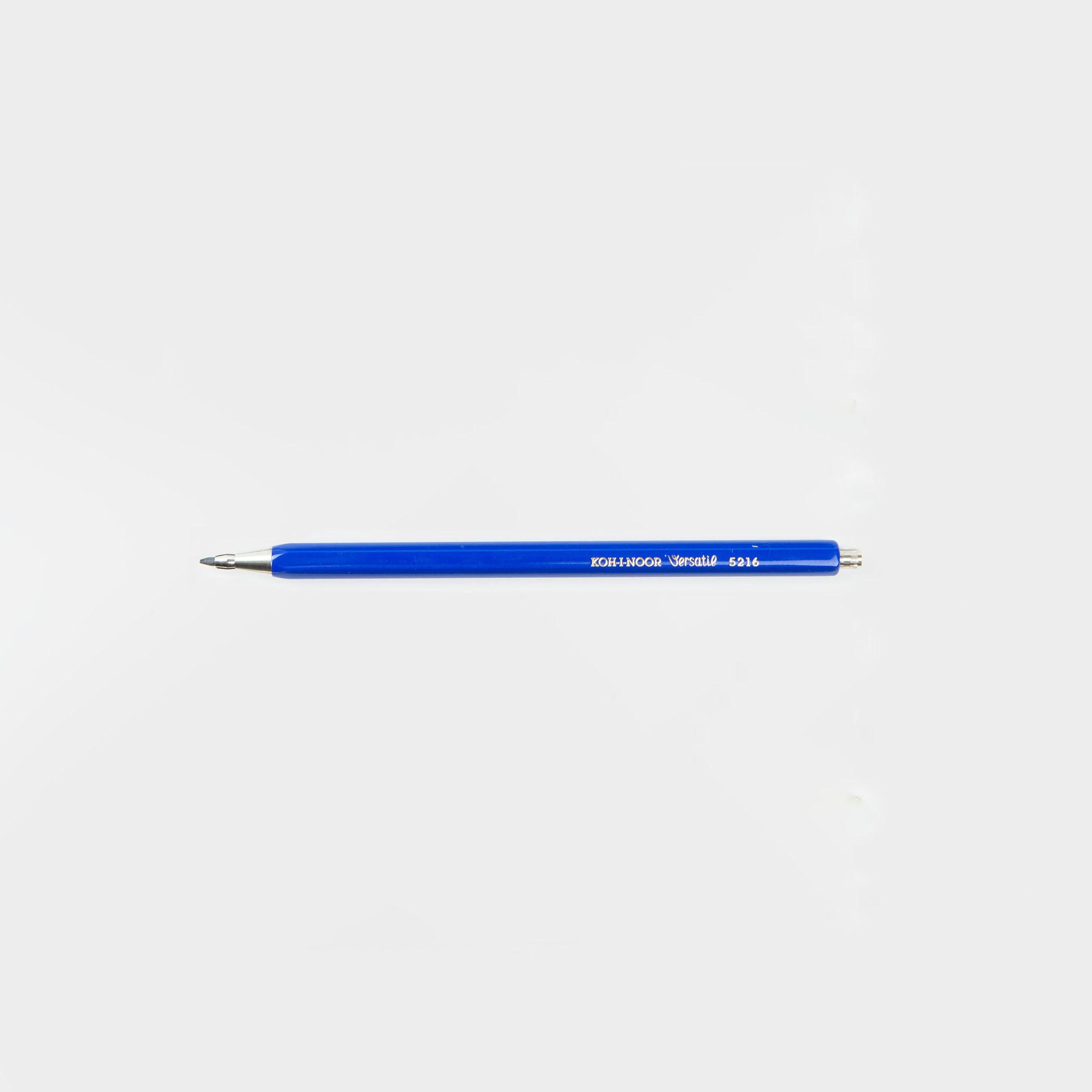 Ein Koh-i-noor Druckbleistift Versatil Druckbleistift, horizontal auf weißem Hintergrund - perfekt für Fans von zuverlässigen Schreibgeräten oder für diejenigen, die stilvolles Design schätzen.