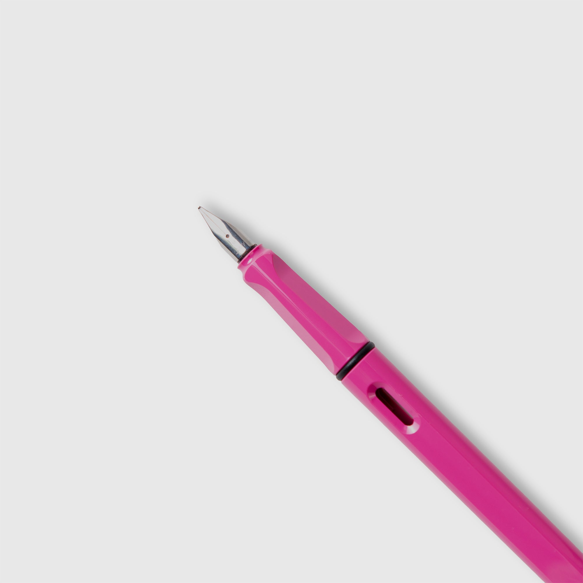 Ein LAMY safari Füllhalter von Lamy aus rosafarbenem ASA-Kunststoff mit silberner Feder ist diagonal auf einem schlichten weißen Hintergrund abgebildet.