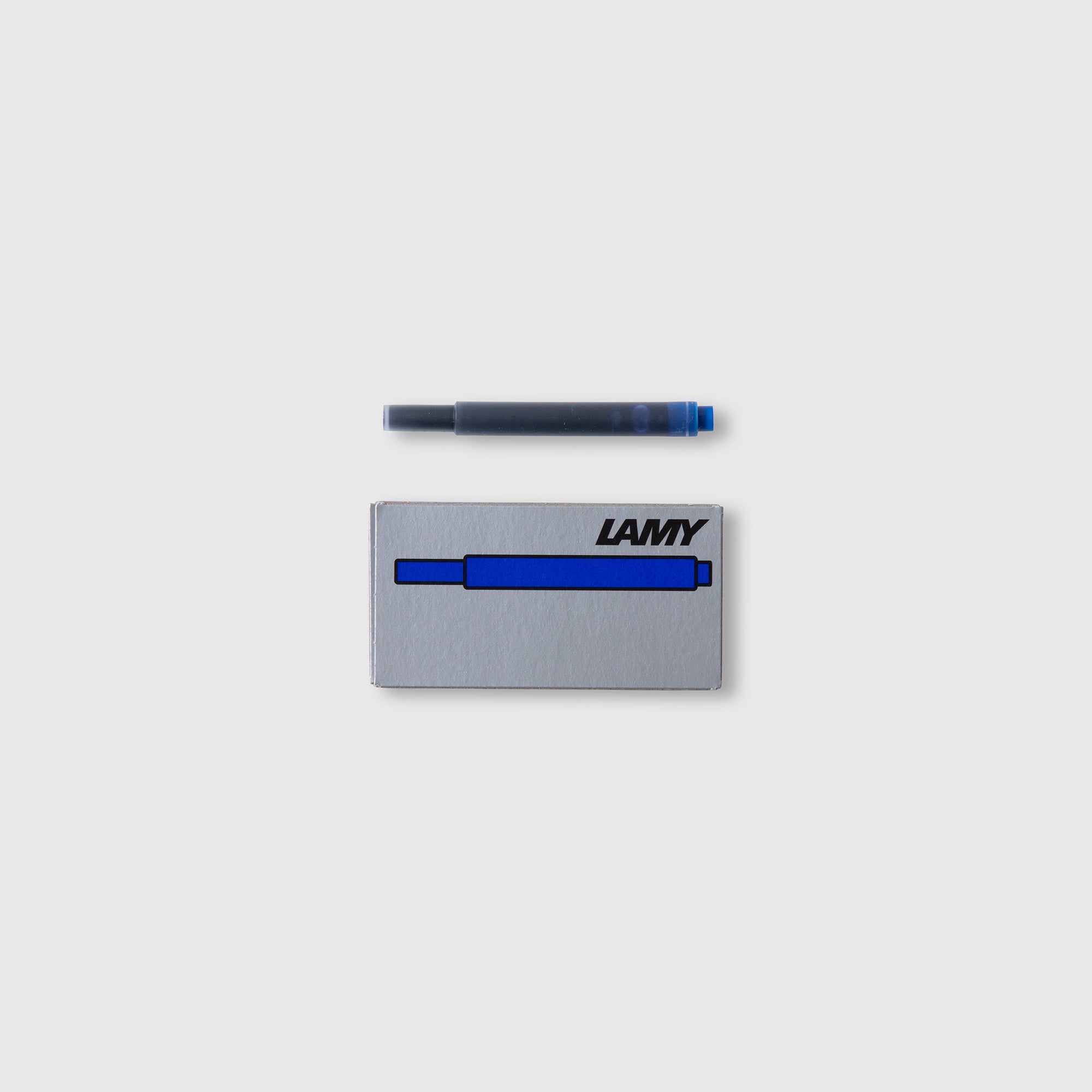Die Lamy Tintenpatronen T10 in blau werden in einer grauen Schachtel mit blauer Stiftabbildung und Lamy-Logo geliefert, ideal für Ihren LAMY safari Füllhalter - auf einem schlichten hellgrauen Hintergrund.