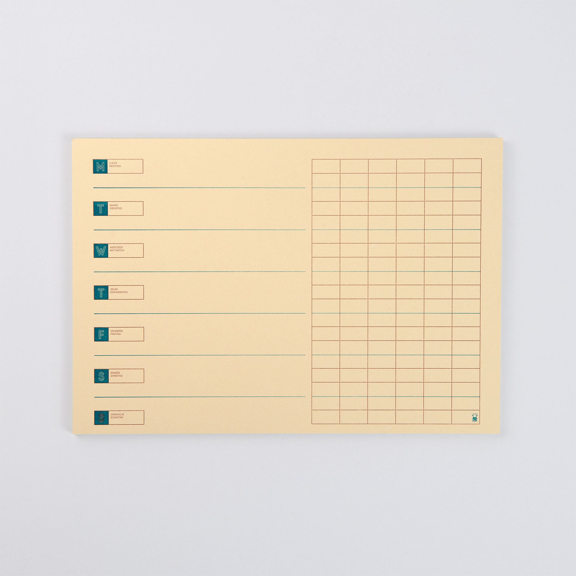 Der Le Typographe Desk Diary Horizontal ist ein beiger A4-Wochenplaner mit täglichen Spalten auf der linken Seite und einem großen Raster für Notizen oder Aufgaben auf der rechten Seite, der mit seinem klaren, leichten Design perfekt als Schreibtischkalender geeignet ist.