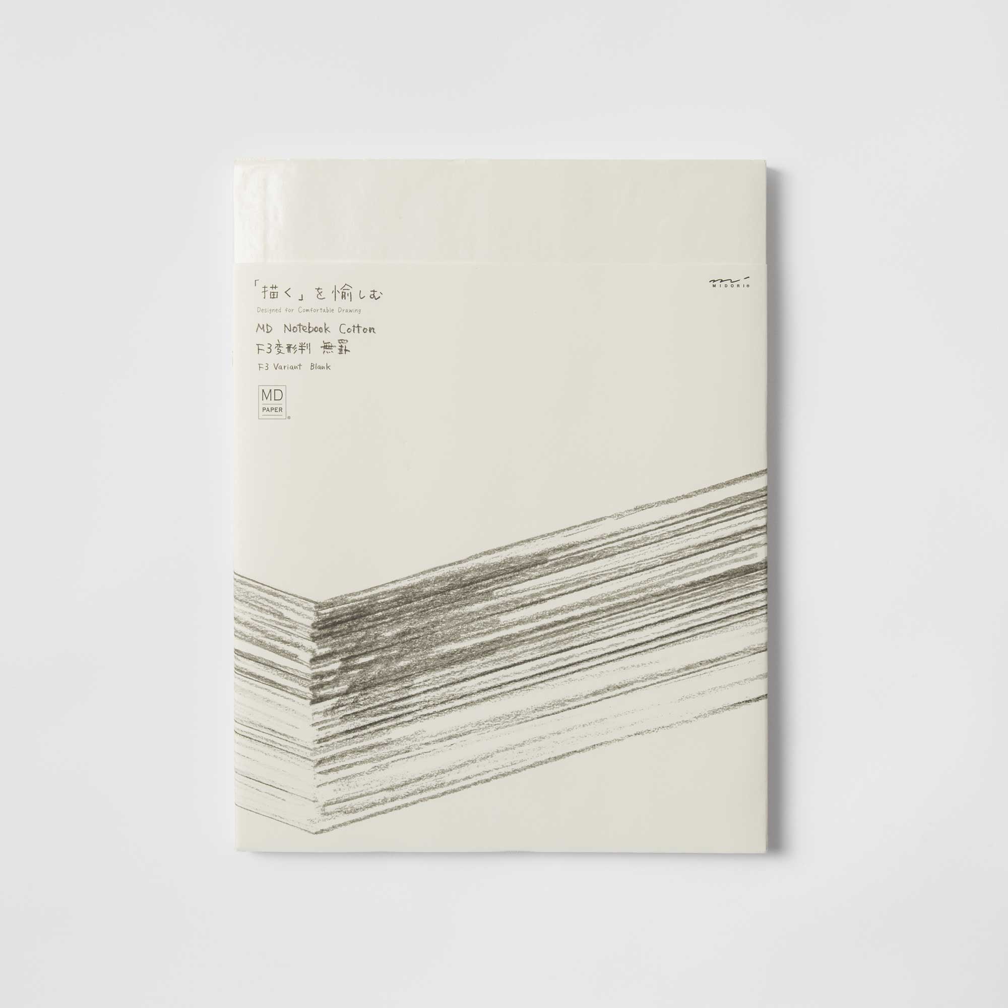 Eine minimalistische Skizze eines Papierstapels ziert den hellen Einband dieses Midori Notizhefts, oben links ist japanischer Text zu sehen. Auf schlichtem Weiß gehalten, kommt MD Cotton Feinstpapier zur Veredelung zum Einsatz.