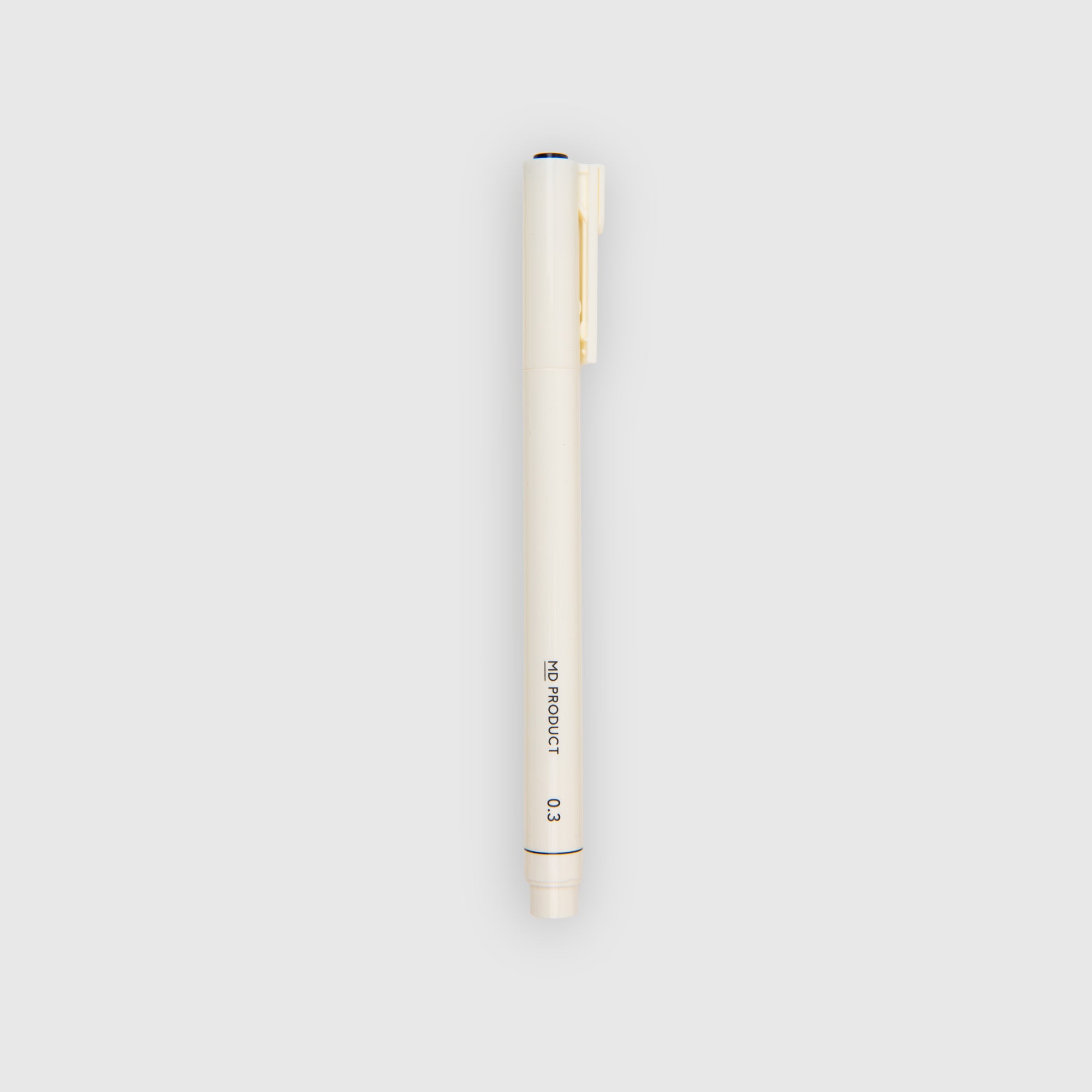 Ein weißer Feinzeichnerstift mit Clip und der Aufschrift „Midori MD Drawing Pen 0,3“ ist senkrecht vor einem schlichten hellgrauen Hintergrund abgebildet. Der Midori MD Drawing Pen verwendet wasserbasierte Pigmenttinte für glatte, präzise Linien – ideal für detailreiche Arbeiten.