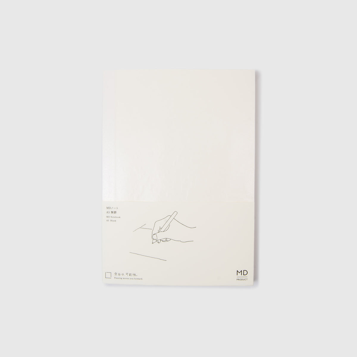 Das MD Notebook A5 – ein minimalistisches Notizbuch aus Japan von Midori – besticht durch seinen schlichten, weißen Einband mit einer feinen Strichzeichnung einer schreibenden Hand und einer dezenten Beschriftung auf Japanisch und Englisch unten links – ein elegantes Midori-Notizbuch für tägliche Notizen.