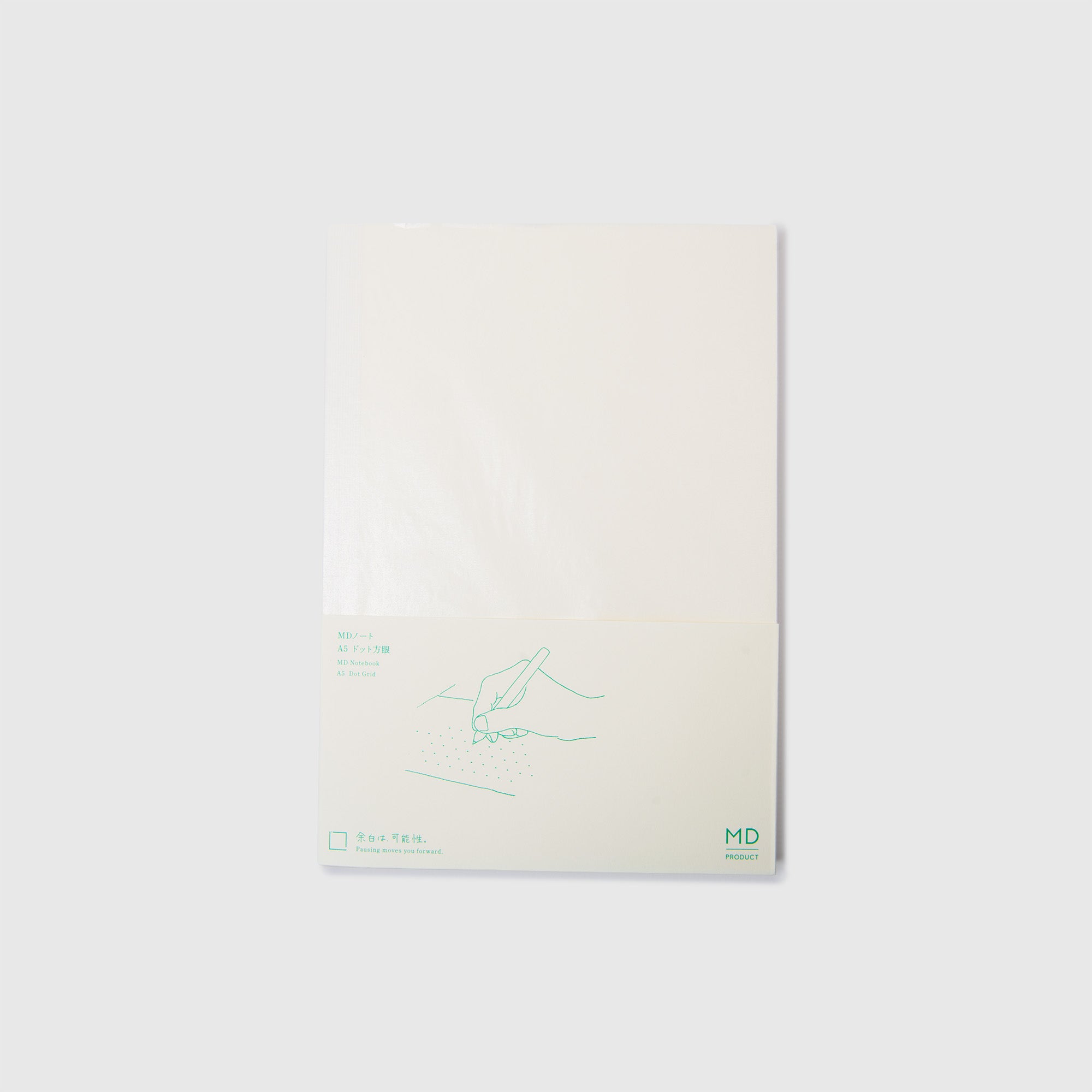 Ein leeres MD-Notizbuch im A5-Format – ein minimalistisches Notizbuch aus Japan von Midori – mit einer schlichten Handzeichnung auf gepunktetem MD-Papier ist vor einem schlichten hellgrauen Hintergrund abgebildet. Im unteren Bereich sind nur wenige Textzeilen und das markante grüne MD-Logo zu sehen, was die zeitlose Designästhetik eines klassischen Midori-Notizbuchs widerspiegelt.