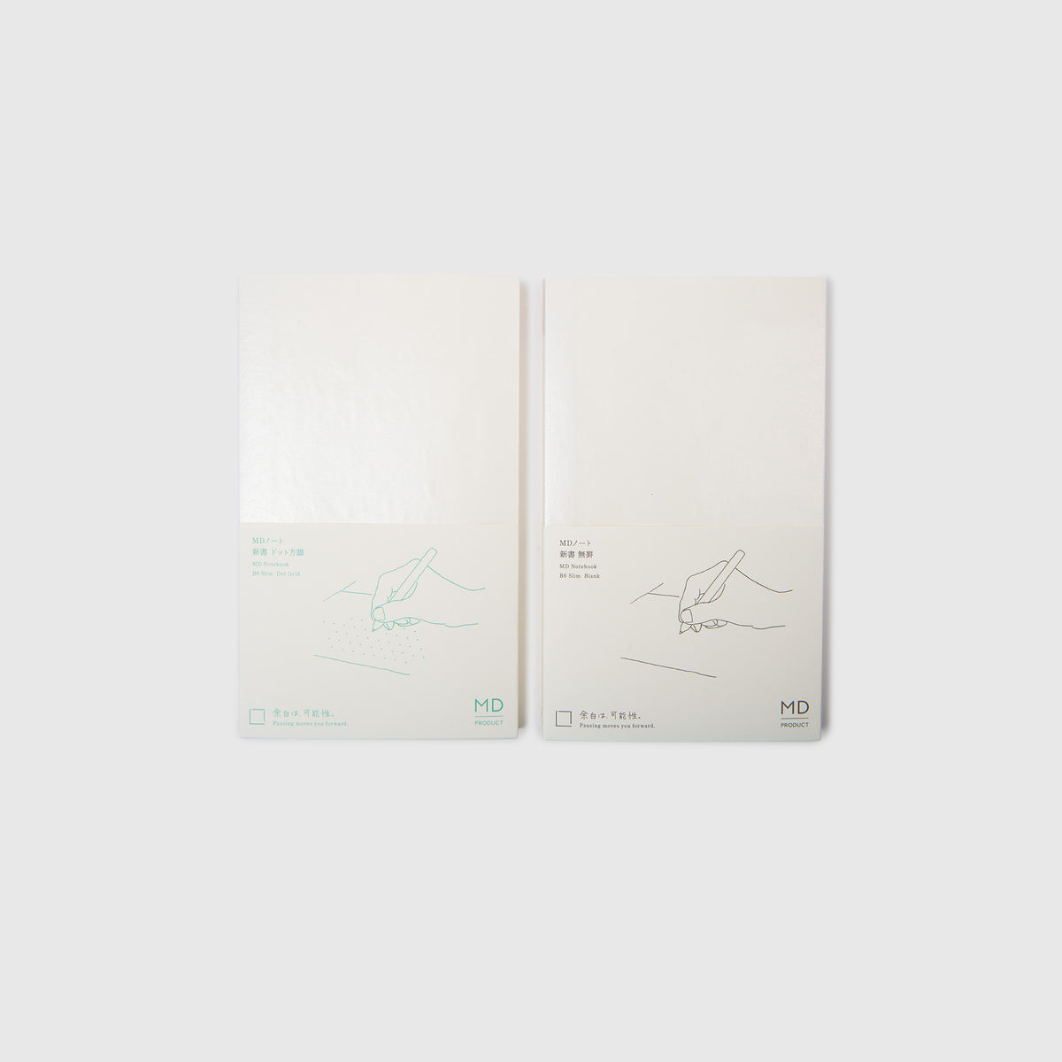 Zwei minimalistische weiße Midori MD-Notizbücher – B6 Slim – sind nebeneinander vor einem schlichten hellen Hintergrund abgebildet; auf den Einbänden sind jeweils einfache Strichzeichnungen von schreibenden Händen zu sehen. Auf den Einbänden sind kleiner grüner Text und das MD-Logo unten rechts zu sehen, was die für Midori typische, für Füllfederhalter geeignete Papierqualität unterstreicht.