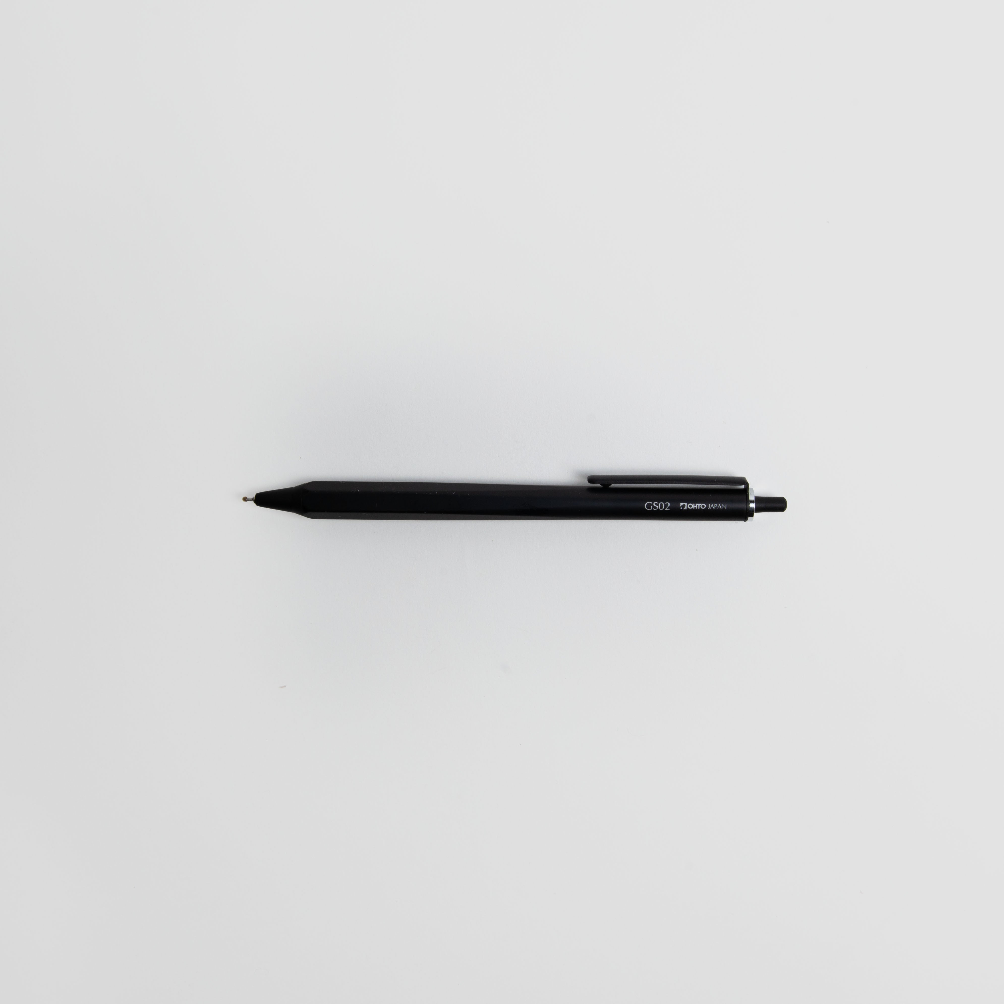Ein OHTO GS02 Gelschreiber - japanischer Gelstift von Marks Europe liegt mittig auf weißem Grund. Der nachfüllbare Stift besticht durch minimalistisches Design und zuverlässige Funktion.