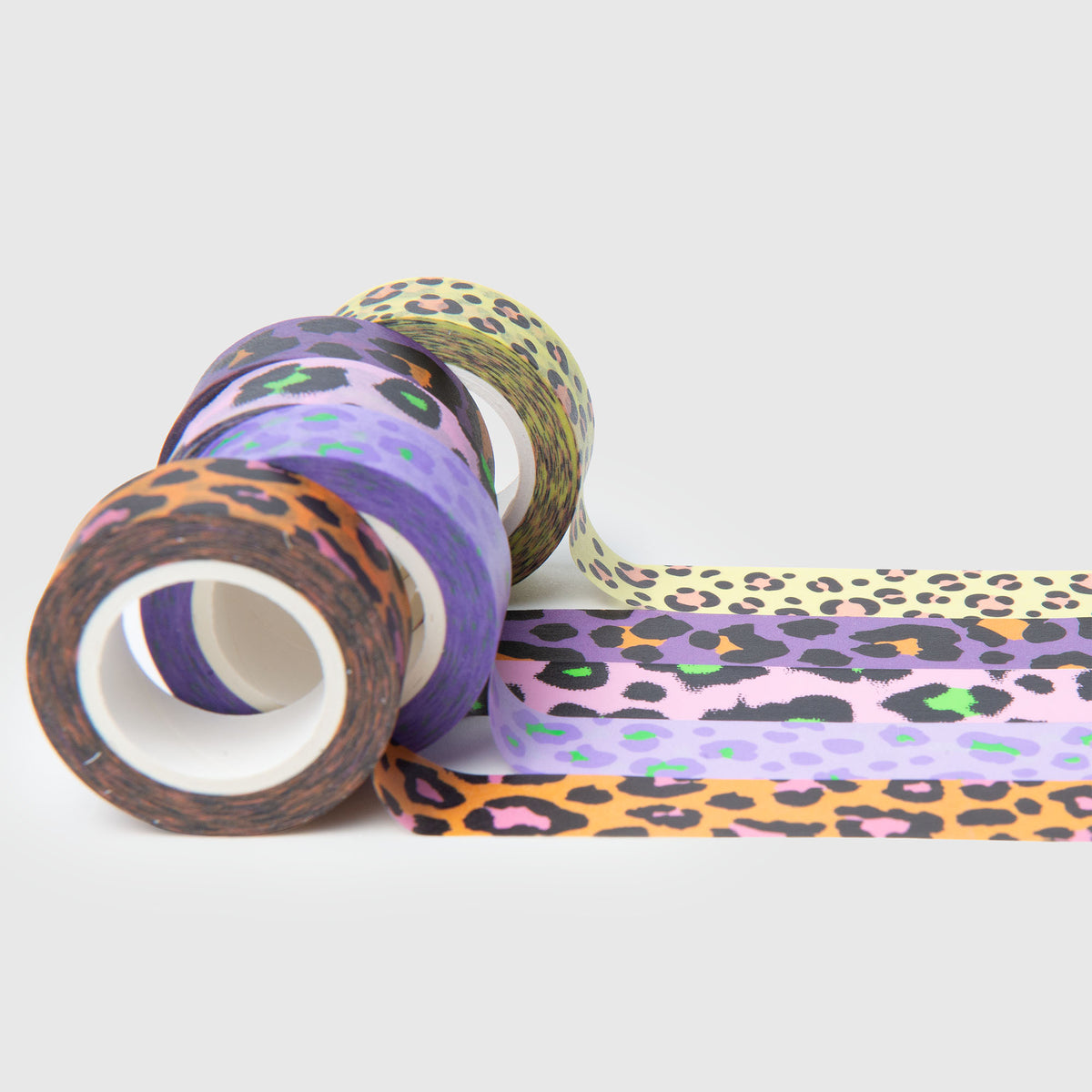 Paper Poetry Washi-Tape-Set – Acid Leo, 5 Rollen, bestehend aus fünf Rollen Washi-Tape mit Leopardenmuster in den Farben Lila, Orange, Grün und Gelb.