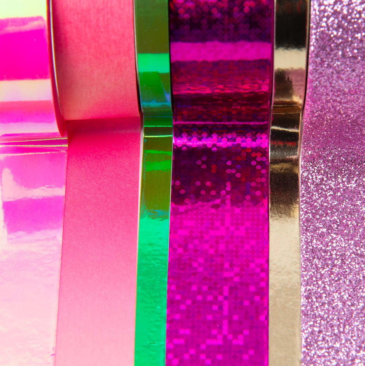 Sechs Rollen Paper Poetry Washi Tape-Set – Mixed Pink/Rosa in verschiedenen Rosa-, Grün- und Metallic-Optiken, darunter holografische, glitzernde und folienbeschichtete Texturen.