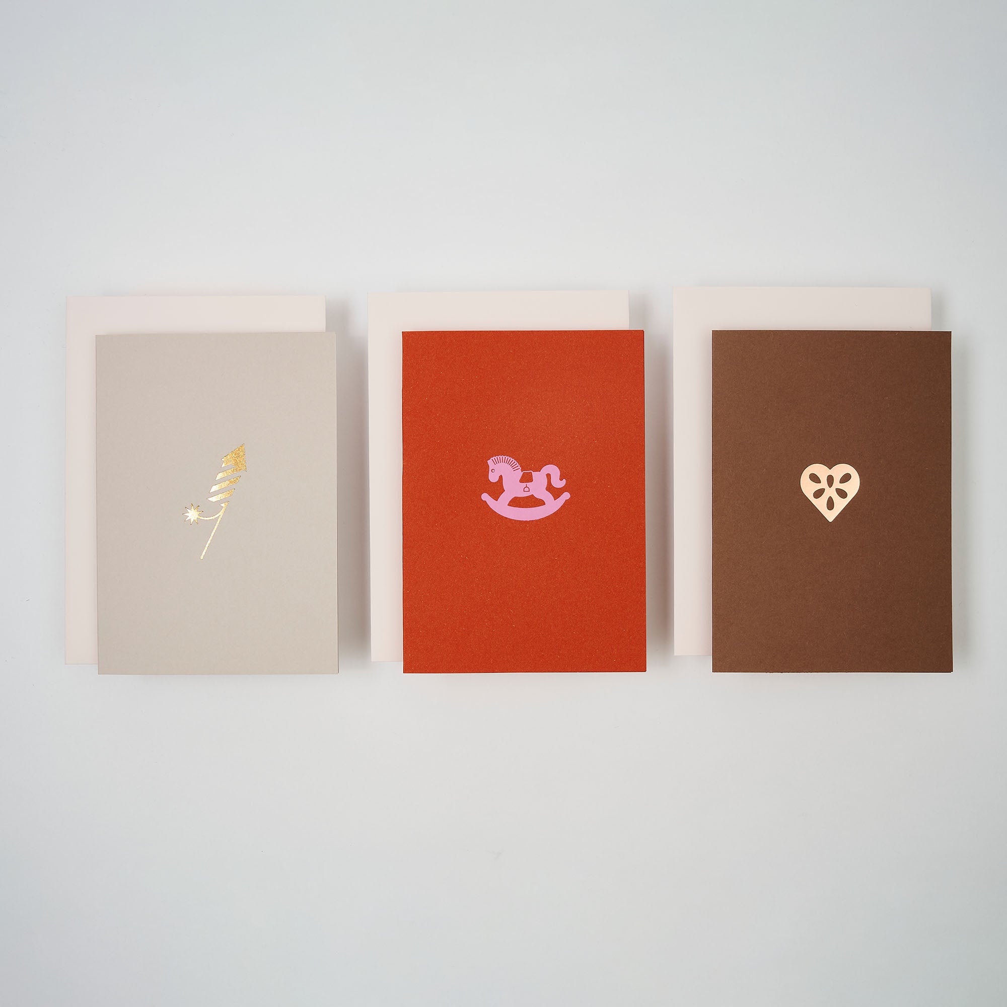 Das Weihnachtskarten 3-er Set Madarine, Silber, Schoko von paperlux.store bietet elegante Klappkarten in festlichen Farben, perfekt für die Feiertage.