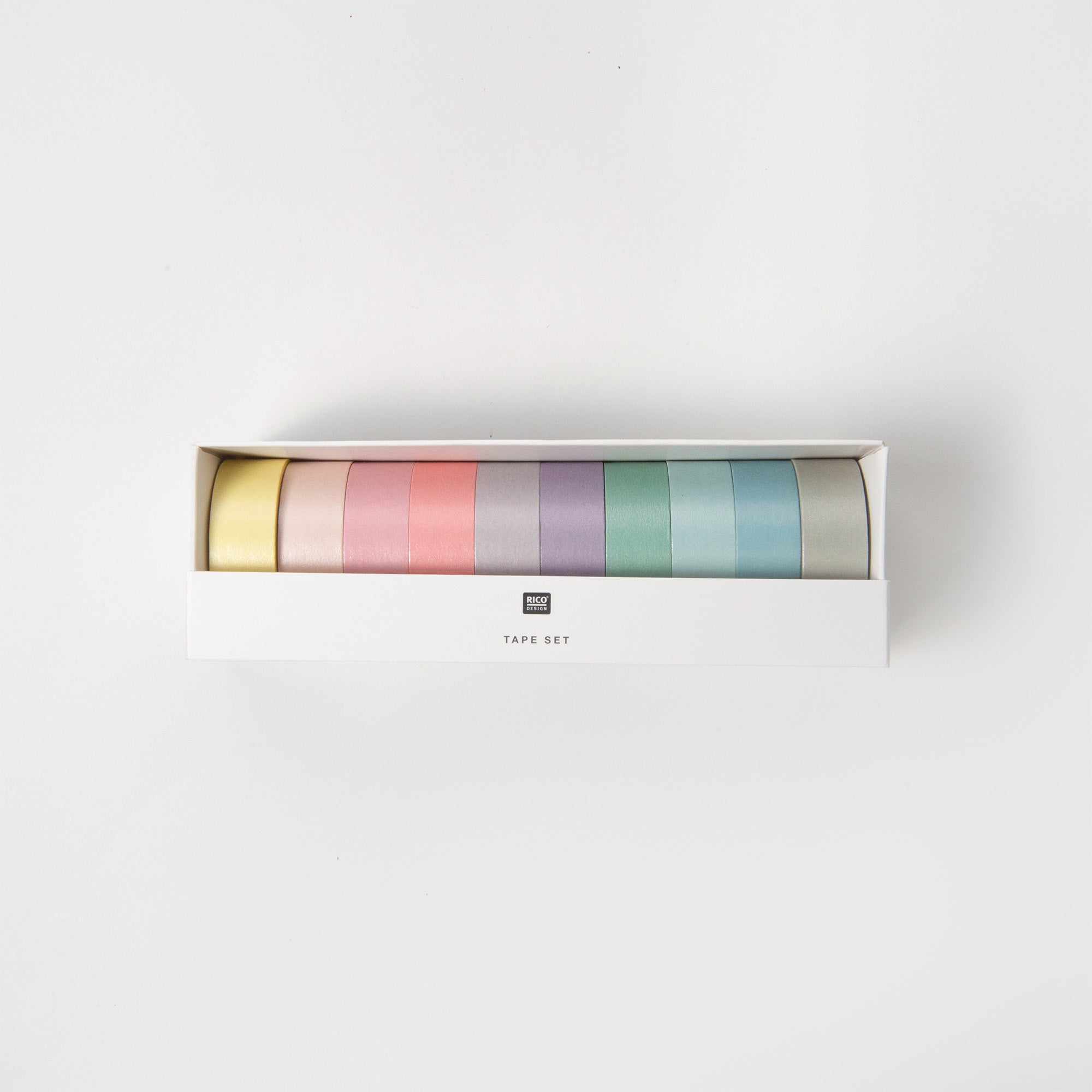 Das Pastell Tape Set von Paper Poetry umfasst sieben pastellfarbene Klebebänder in Gelb, Rosa, Rot, Lila, Grün, Blau und Grau. Ideal zum Basteln oder für bezaubernde Geschenke, ist dieses Set ordentlich in einer weißen Box angeordnet und auf einer schlichten weißen Oberfläche ausgestellt.
