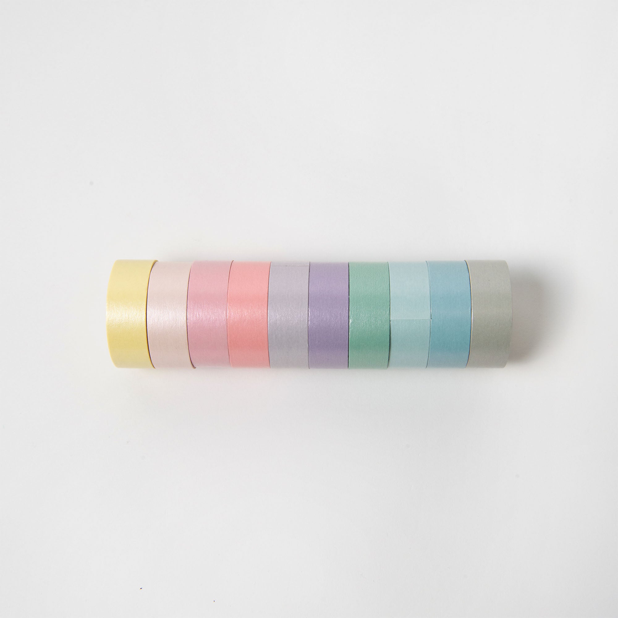 Das Pastell Tape Set von Paper Poetry besteht aus neun gleich großen Pastell-Klebebandrollen in Gelb, Rosa, Rot, Lila, Grau, Grün, Blau, Türkis und Beige. Sie sind horizontal auf weißem Hintergrund angeordnet – ideal zum Basteln oder Verpacken von Geschenken.