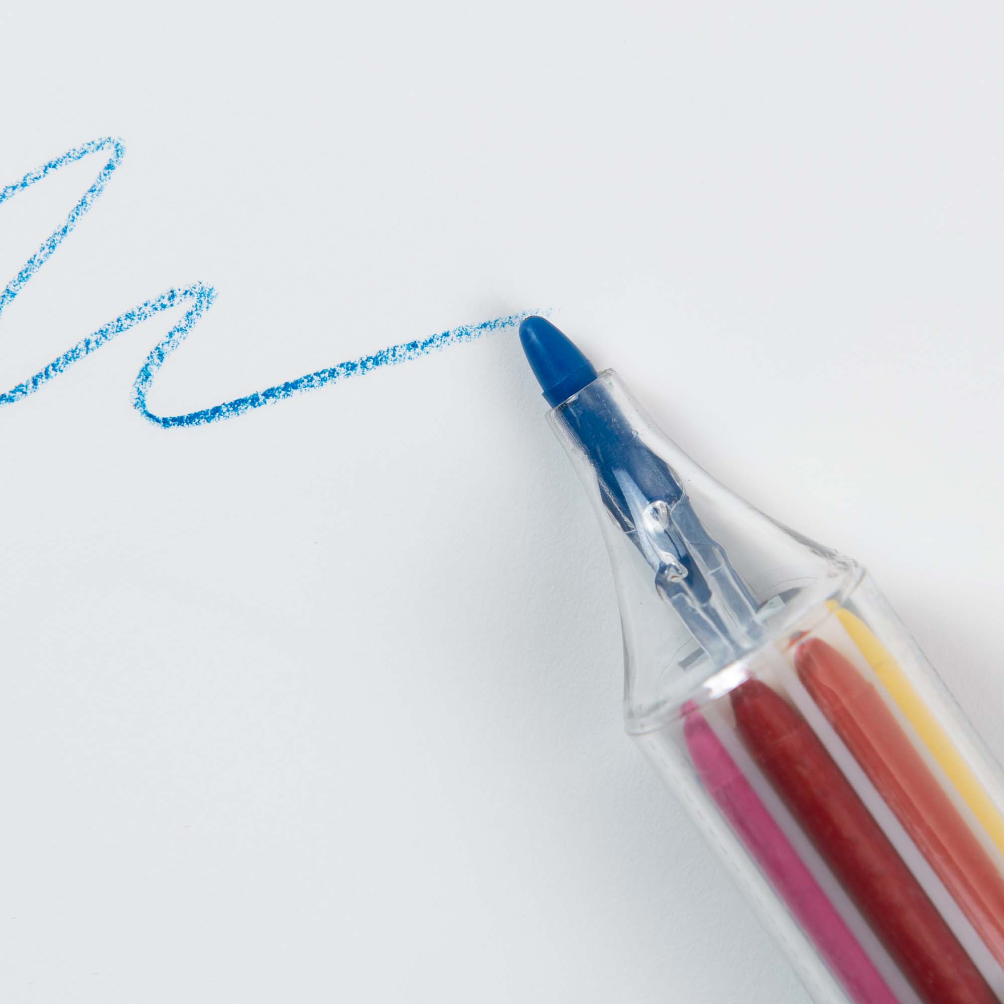 Ein mehrfarbiger Penco-Stift aus der „8 Colour Crayon“-Kollektion zeichnet eine wellenförmige blaue Linie auf eine weiße Oberfläche und präsentiert seine kreativen Farben durch ein transparentes Gehäuse und verfügt über vier Farbpatronen: Blau, Grün, Rot und Gelb.