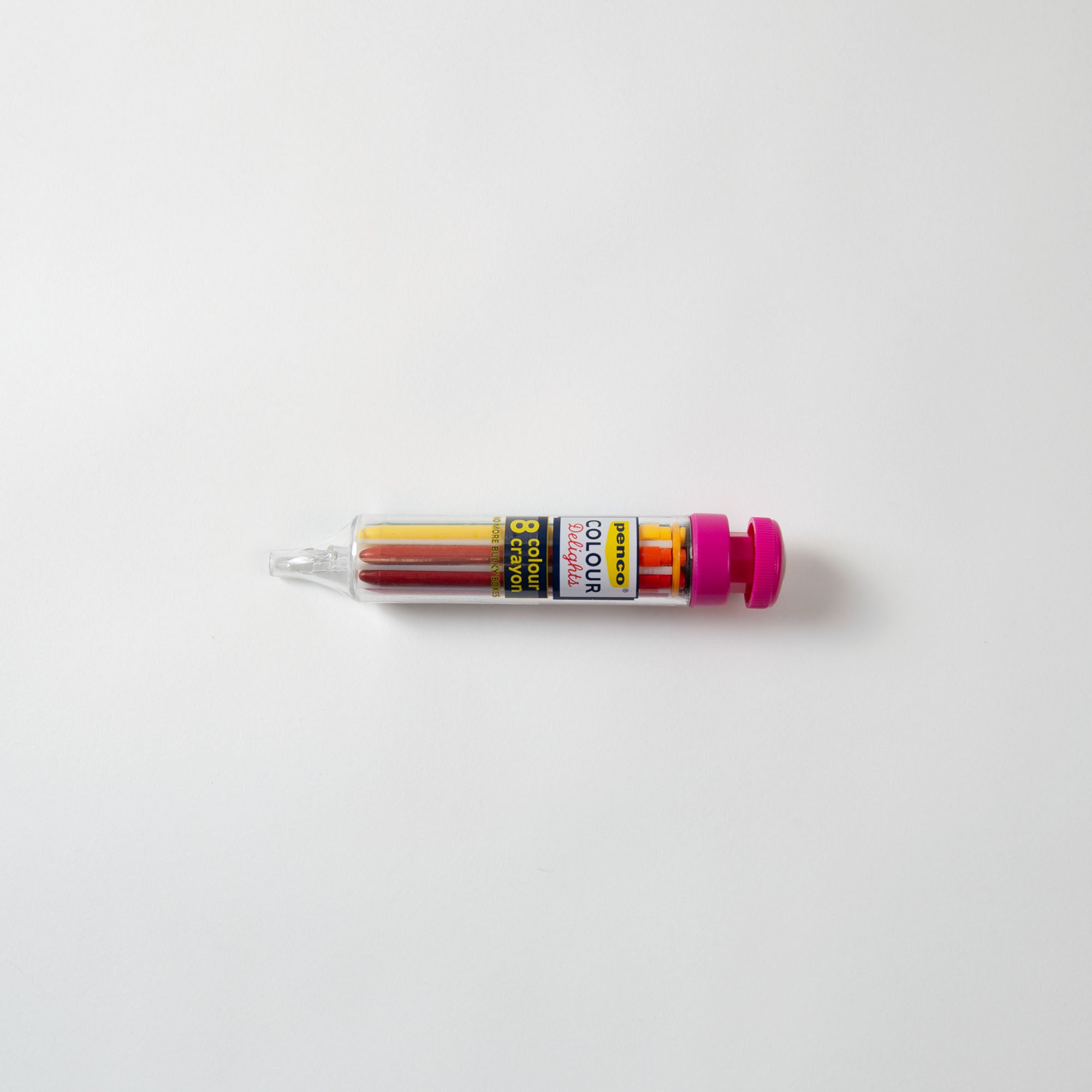 Ein kleiner transparenter Plastikbehälter mit rosa Deckel enthält sechs Kreative Farben-Stifte mit der Aufschrift „8 Colour Crayon – in zwei Varianten“ von Penco, die elegant vor einem schlichten weißen Hintergrund präsentiert werden.