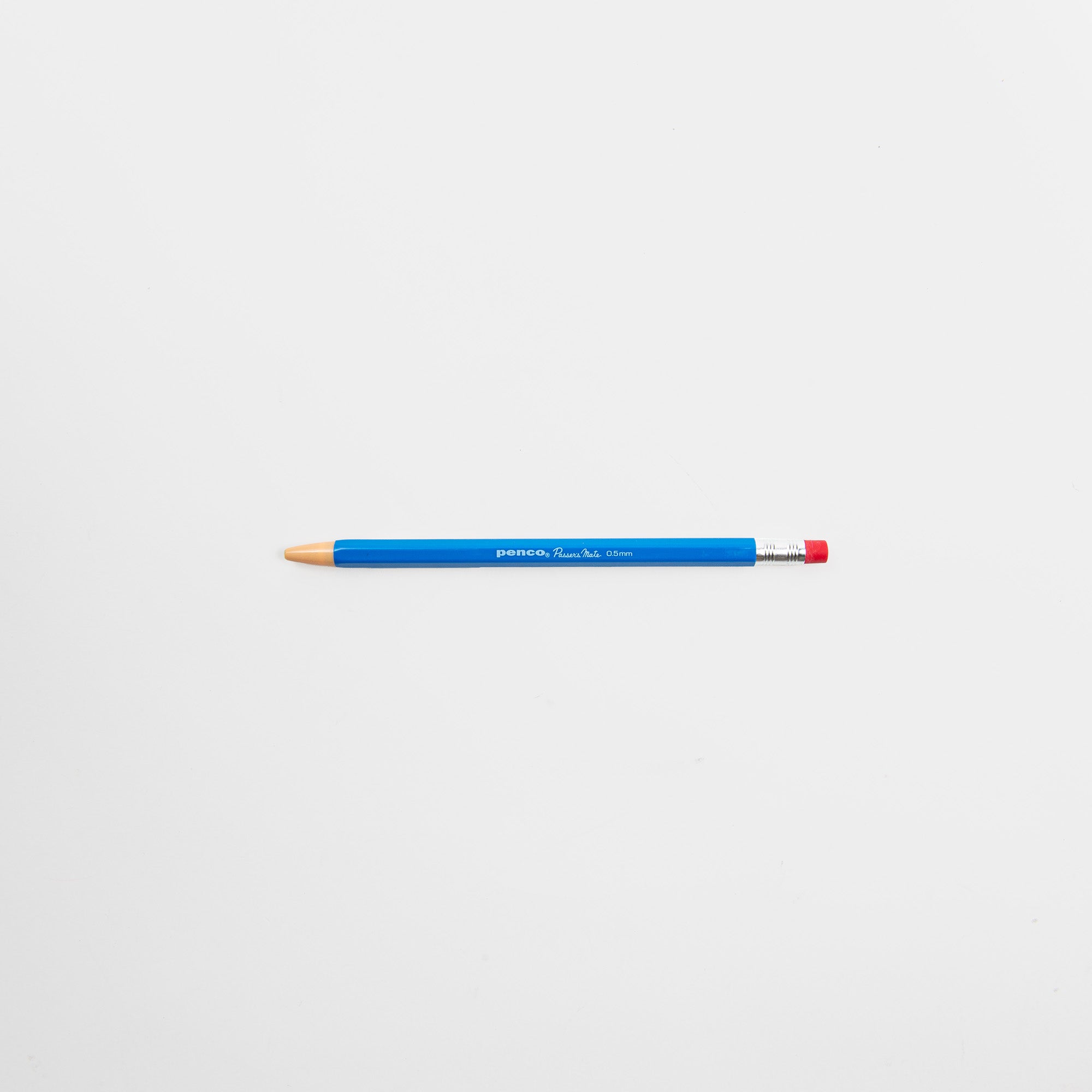 Ein Passers Mate mechanischer Bleistift von Penco mit blauem Körper, rotem Radiergummi und Holzspitze ist auf einem schlichten weißen Hintergrund zentriert.