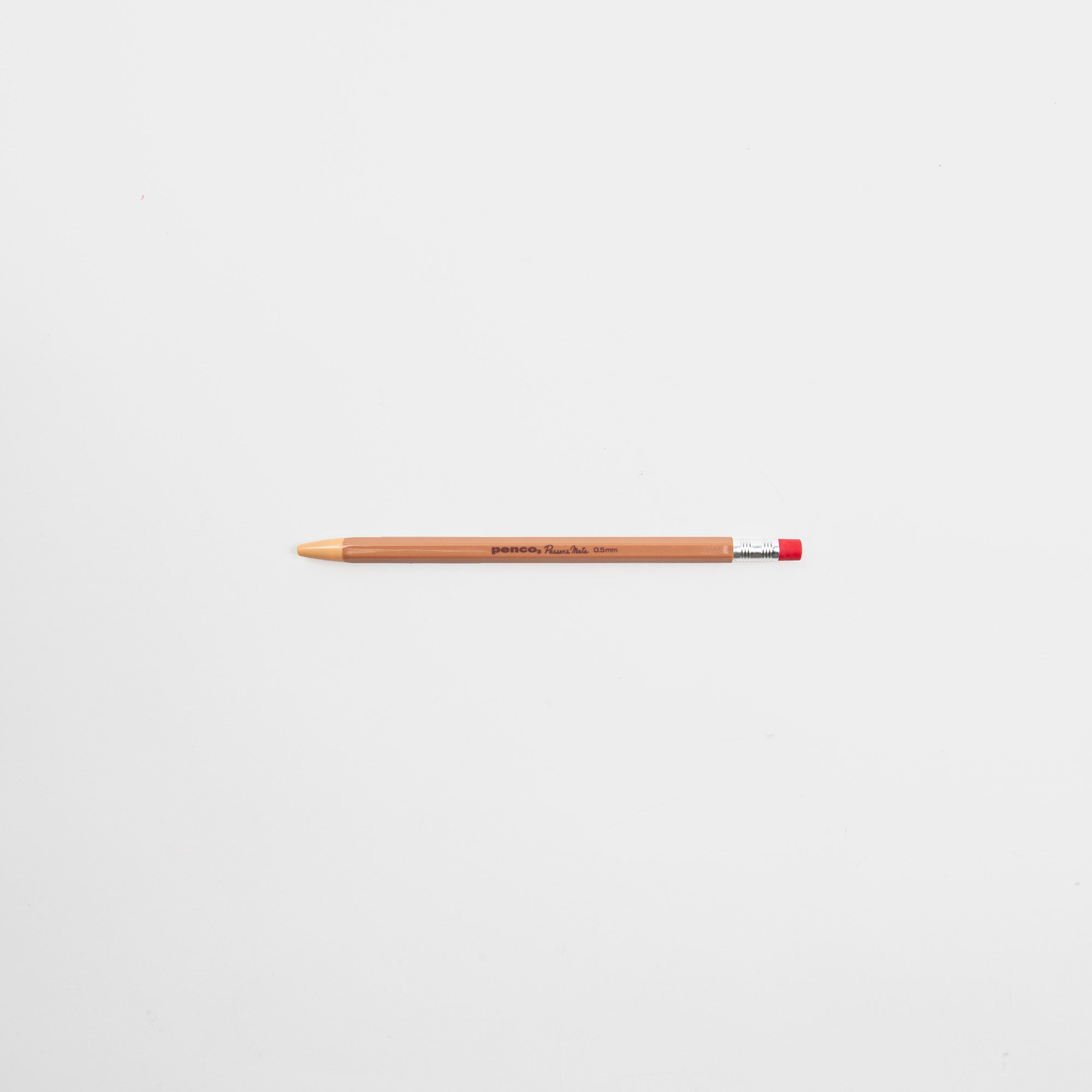 Ein einzelner mechanischer Bleistift von Penco Passers Mate liegt waagerecht auf einem schlichten weißen Hintergrund.