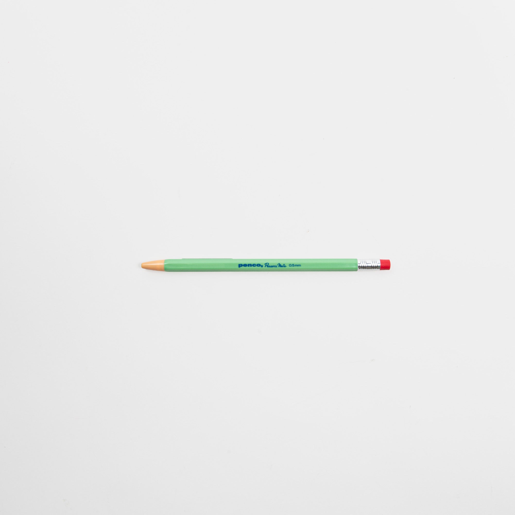 Ein grüner Passers Mate mechanische Bleistifte von Penco mit rotem Radiergummi, silbernen Metallakzenten und einer 5 mm Mine ist horizontal auf einem einfarbig weißen Hintergrund platziert.