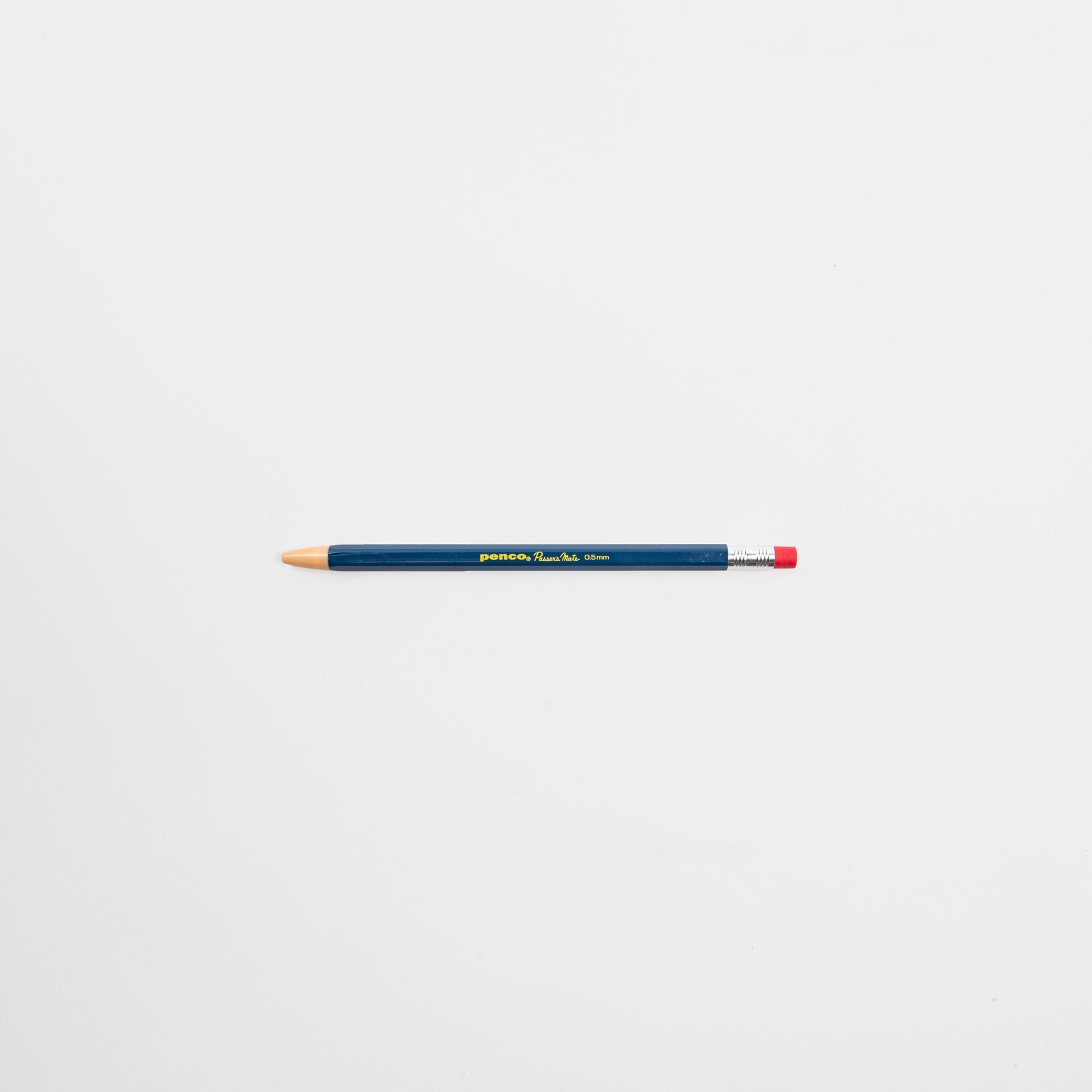 Ein einzelner Passers Mate mechanischer Bleistift von Penco ist horizontal auf einem einfachen weißen Hintergrund platziert.