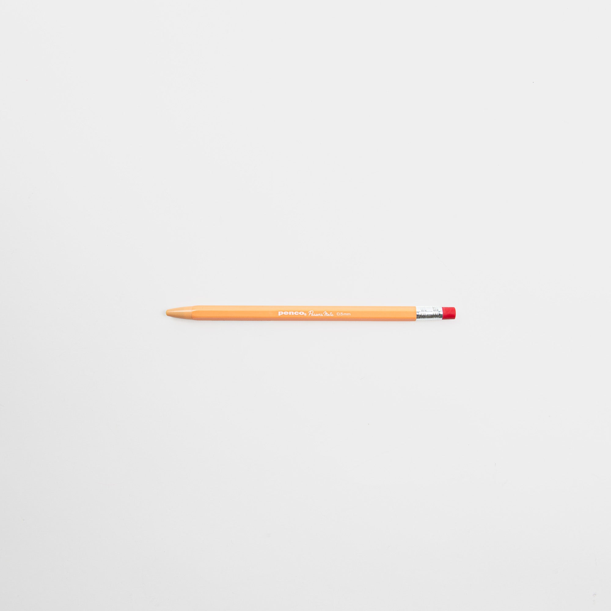 Ein Passers Mate mechanischer Bleistift von Penco in Gelb mit rosa Radiergummi und 0,5 mm Mine liegt waagerecht auf einem schlichten weißen Hintergrund.