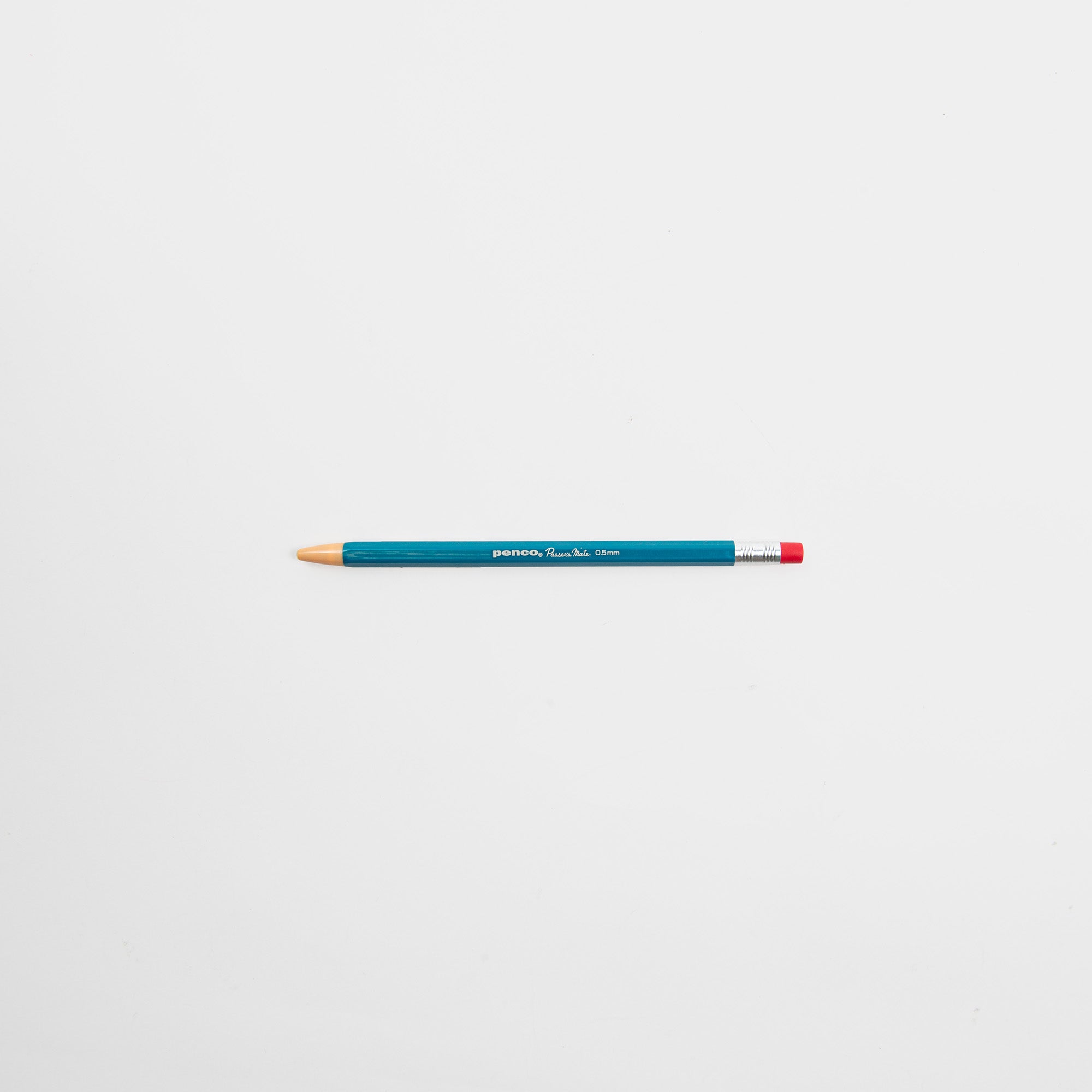 Ein Penco Passers Mate mechanischer Bleistift in Blau mit gelber Spitze und rotem Radiergummi liegt waagerecht auf weißem Hintergrund.