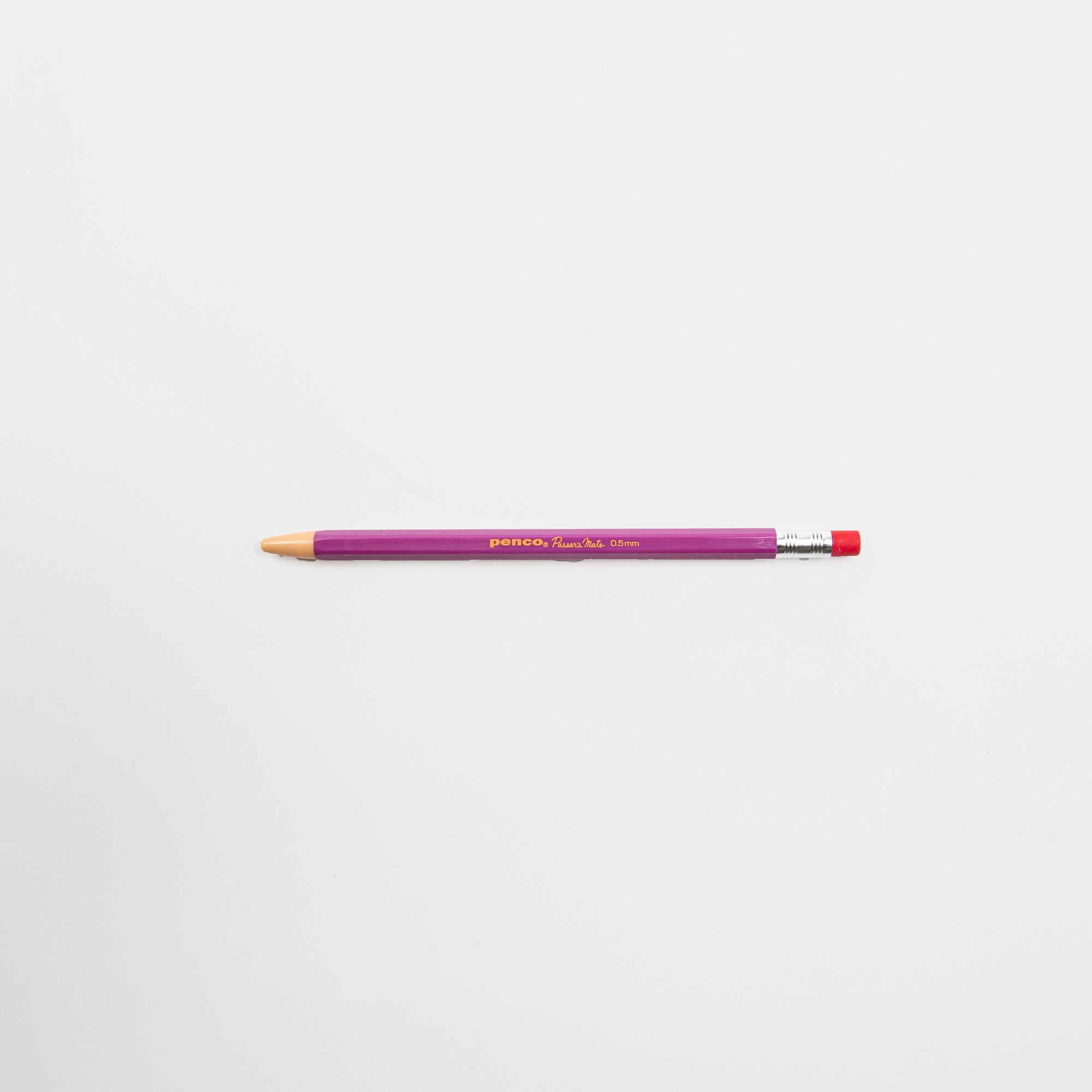 Ein Passers Mate mechanischer Bleistift von Penco in Lila mit orangefarbener Spitze und rotem Radiergummi liegt waagerecht auf einem schlichten weißen Hintergrund.