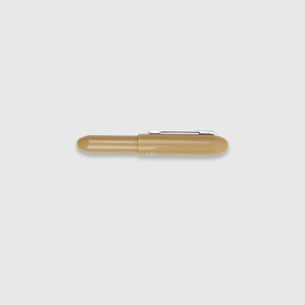 Ein geschlossener Penco Bullet-Kugelschreiber in Beige mit abgerundeter Kappe und silbernem Clip sowie einer feinen Spitze ist horizontal auf einem schlichten hellgrauen Hintergrund abgebildet.