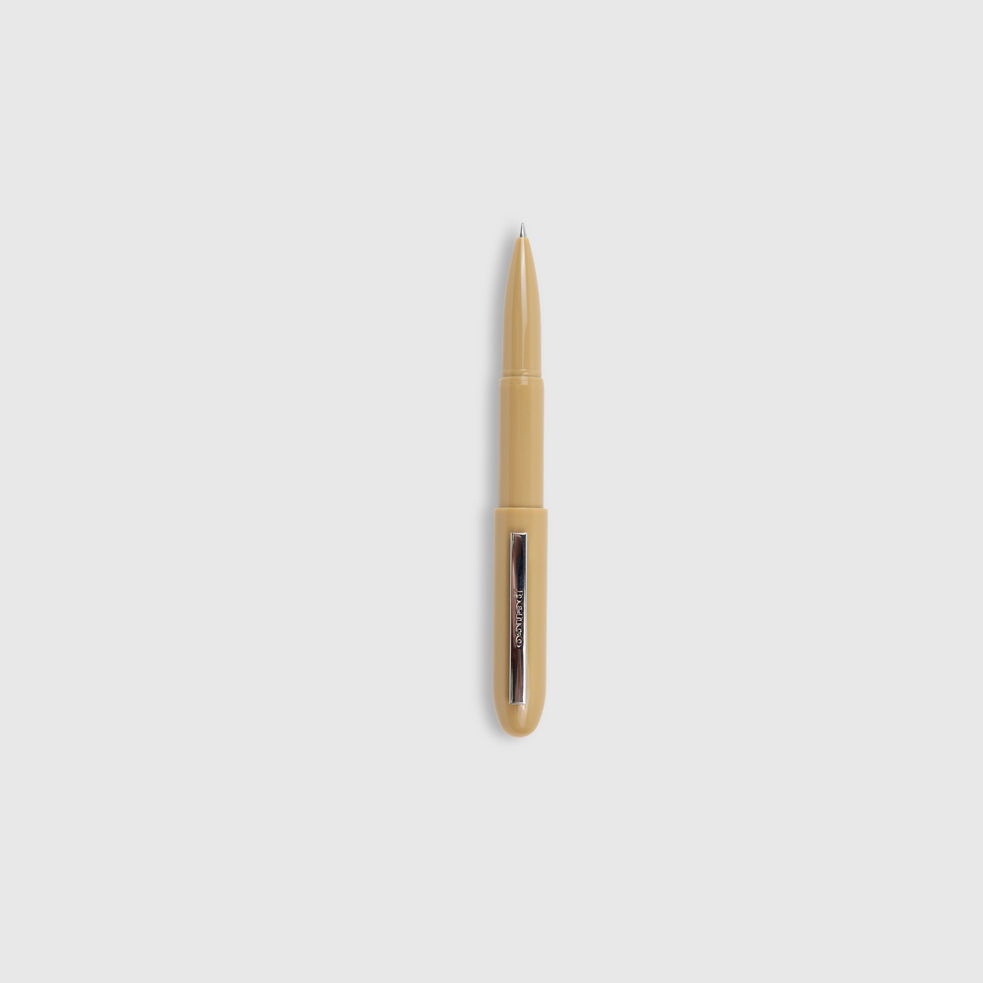 Ein hellbrauner 7-mm-Kugelschreiber der Marke Penco mit feiner Spitze und silbernem Clip steht senkrecht auf einem schlichten weißen Hintergrund.