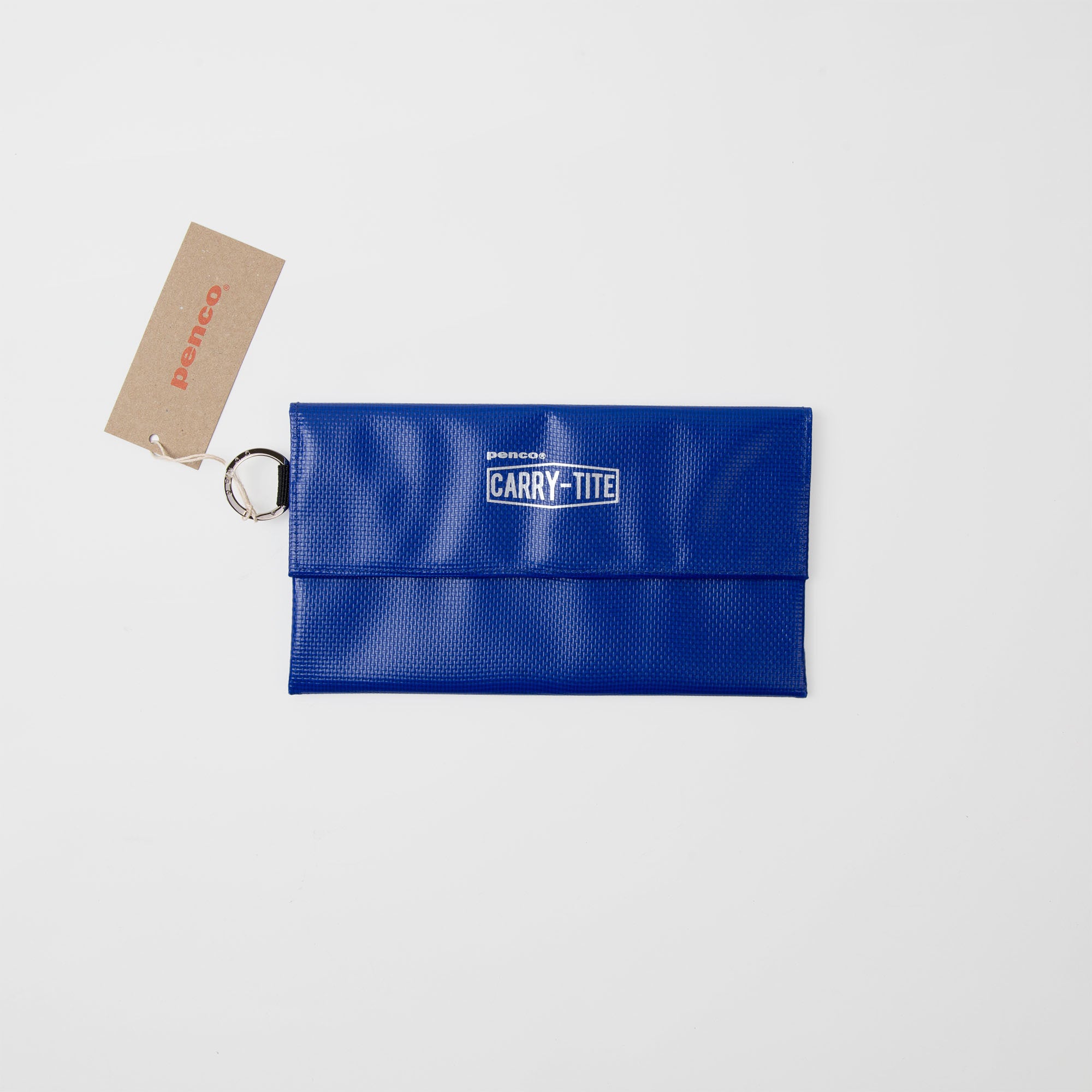 Ein blaues Penco Carry Tite Tarp Pen Case aus wasserfester PVC-Plane mit Schnappverschluss, Schlüsselring und braunem Etikett wird auf weißem Hintergrund präsentiert.