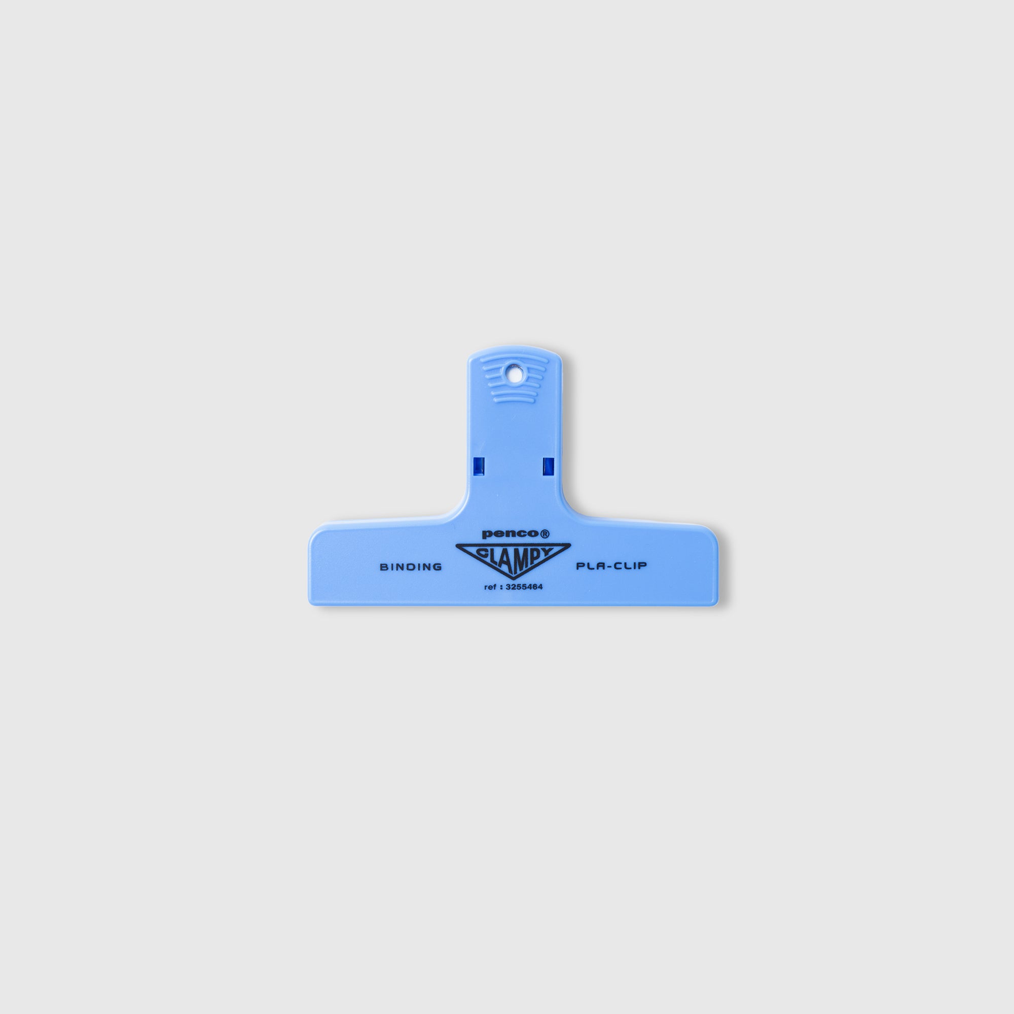 Ein blauer Penco Clampy PlaClip Kunststoff aus strapazierfähigem ABS-Kunststoff, auf dessen Oberfläche die Aufschriften „SANPO CLAMP“, „BINDING“ und „PLIA-CLIP“ aufgedruckt sind, wird vor einem schlichten grauen Hintergrund präsentiert – ein Beispiel für funktionales japanisches Design von Penco.