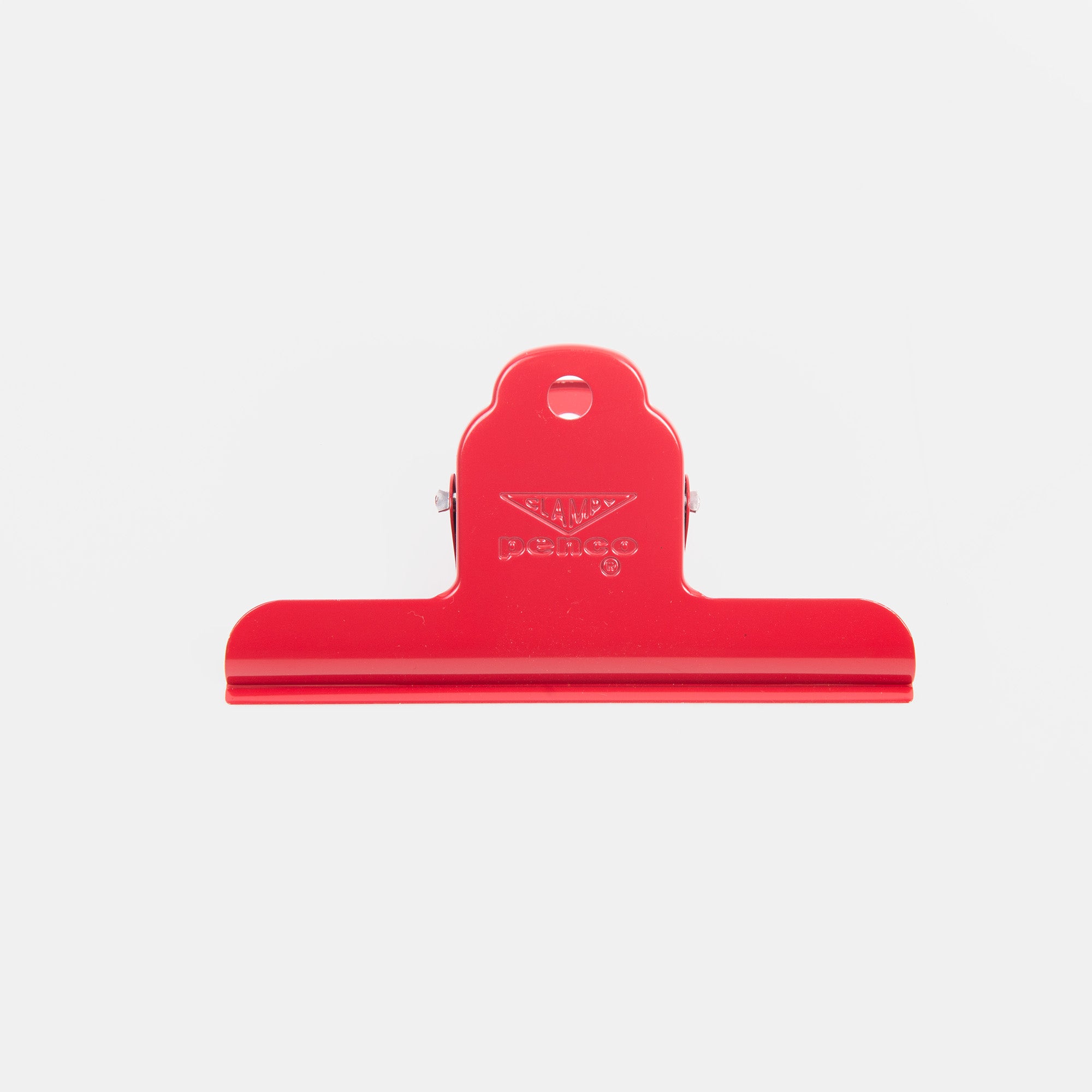 Ein Penco Clampy Clip M mit rotem Metallgehäuse und flachem, breitem Griff ist auf einem einfarbig weißen Hintergrund zentriert.