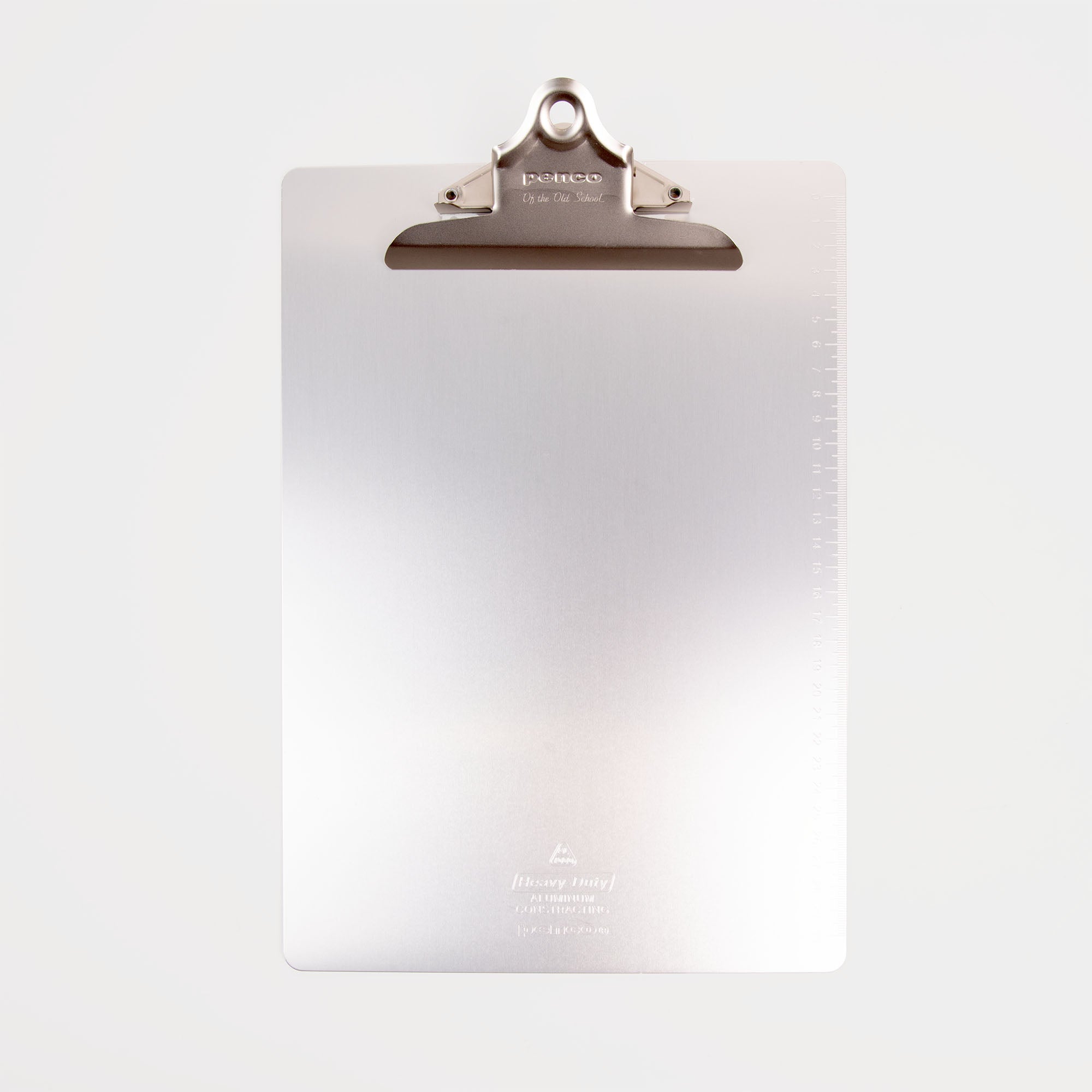 Die Penco Klemmbretter - A4 Aluminium von Penco sind silberne Klemmbretter aus Aluminium mit einem eingravierten Lineal am rechten Rand und einem stabilen Metallclip am oberen Rand, abgebildet auf einem schlichten weißen Hintergrund.