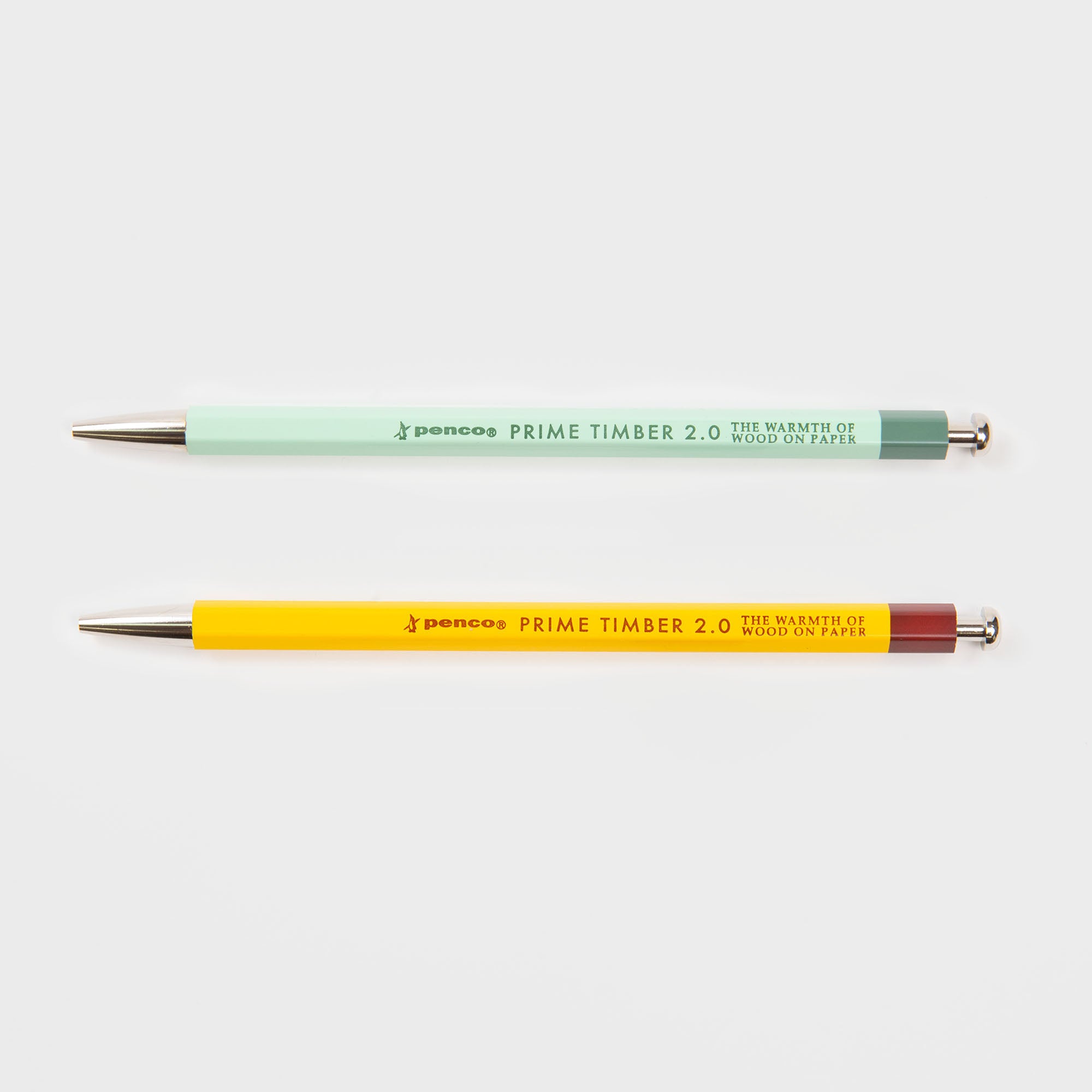 Zwei Druckbleistifte Prime Timber Druckbleistift von Penco sind auf weißem Hintergrund abgebildet, einer mit hellgrünem Schaft, der andere gelb. Beide verfügen über silberne Akzente, 2 mm-Schäfte, ein klares Branding und präsentieren japanisches Design.