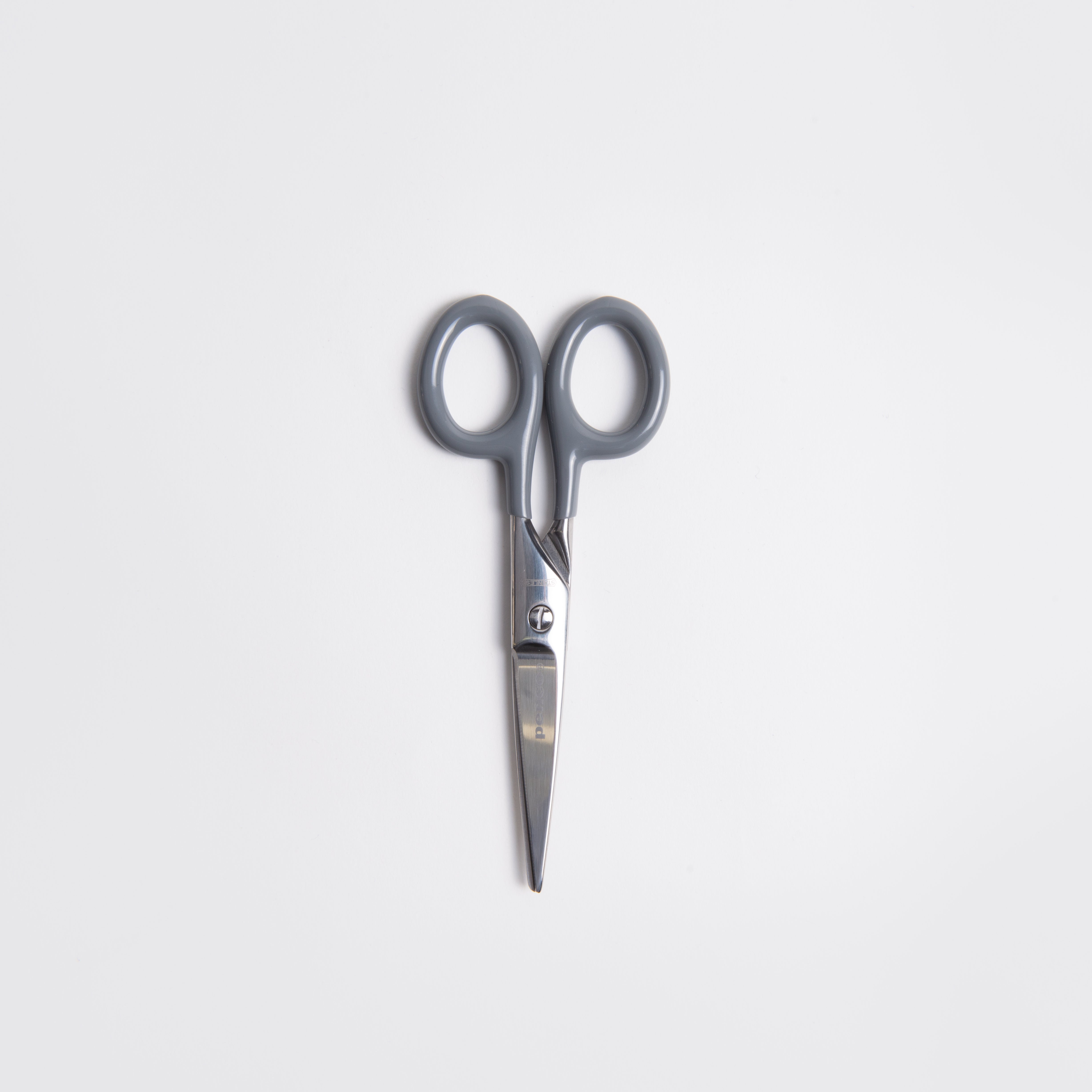 Eine Penco Edelstahl Schere - S mit grauen Kunststoffgriffen und rostfreien Stahlklingen ruht auf einem schlichten weißen Hintergrund und zeigt die für japanische Schreibwaren von Penco typische minimalistische Eleganz.
