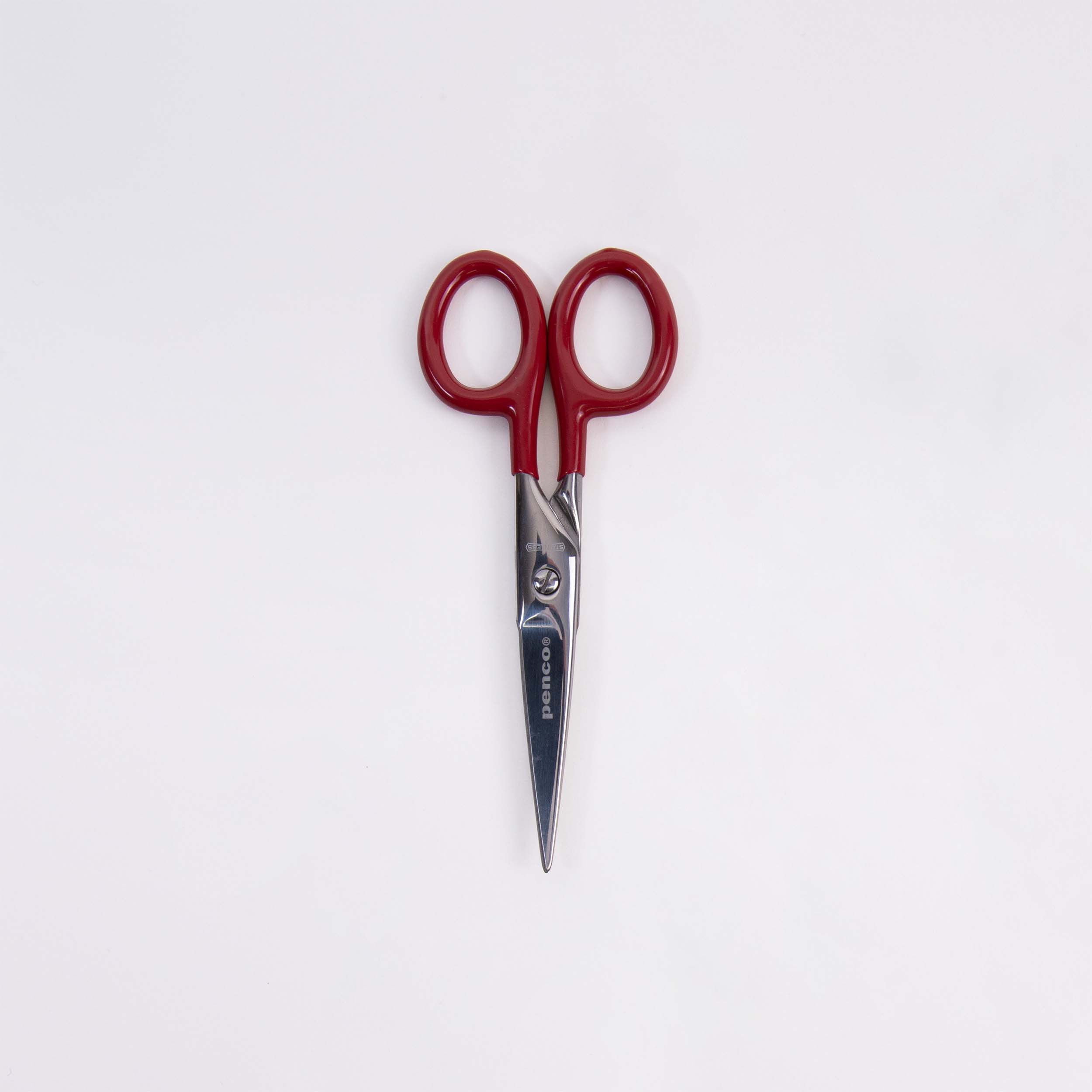 Die Penco Edelstahl Schere - S, eine Metallschere mit roten Kunststoffgriffen von Penco, inspiriert von japanischen Schreibwaren, steht auf einem schlichten weißen Hintergrund.
