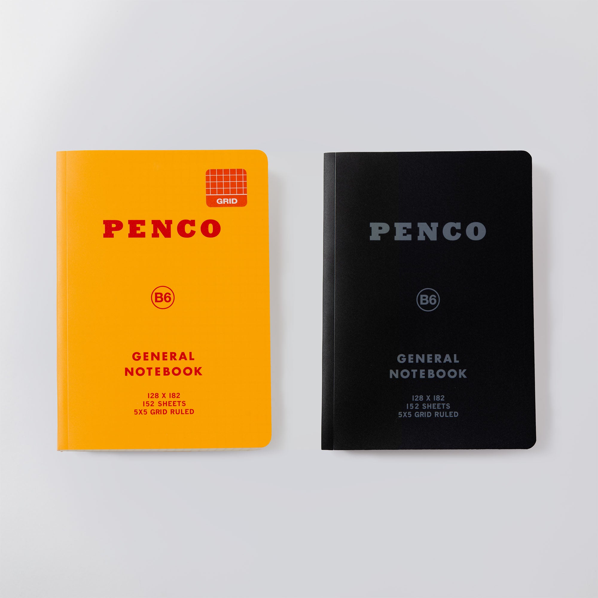 Zwei Penco Soft PP-Notizbücher im B6-Format liegen auf einer weißen Oberfläche. Eines ist leuchtend orange mit rotem Text und Rasterdesign, im Kontrast zum eleganten schwarzen mit silbernem Text. Beide haben einen Kunststoffeinband-Umschlag, sind fadengebunden und bieten 192 Seiten mit 5x5-Raster.