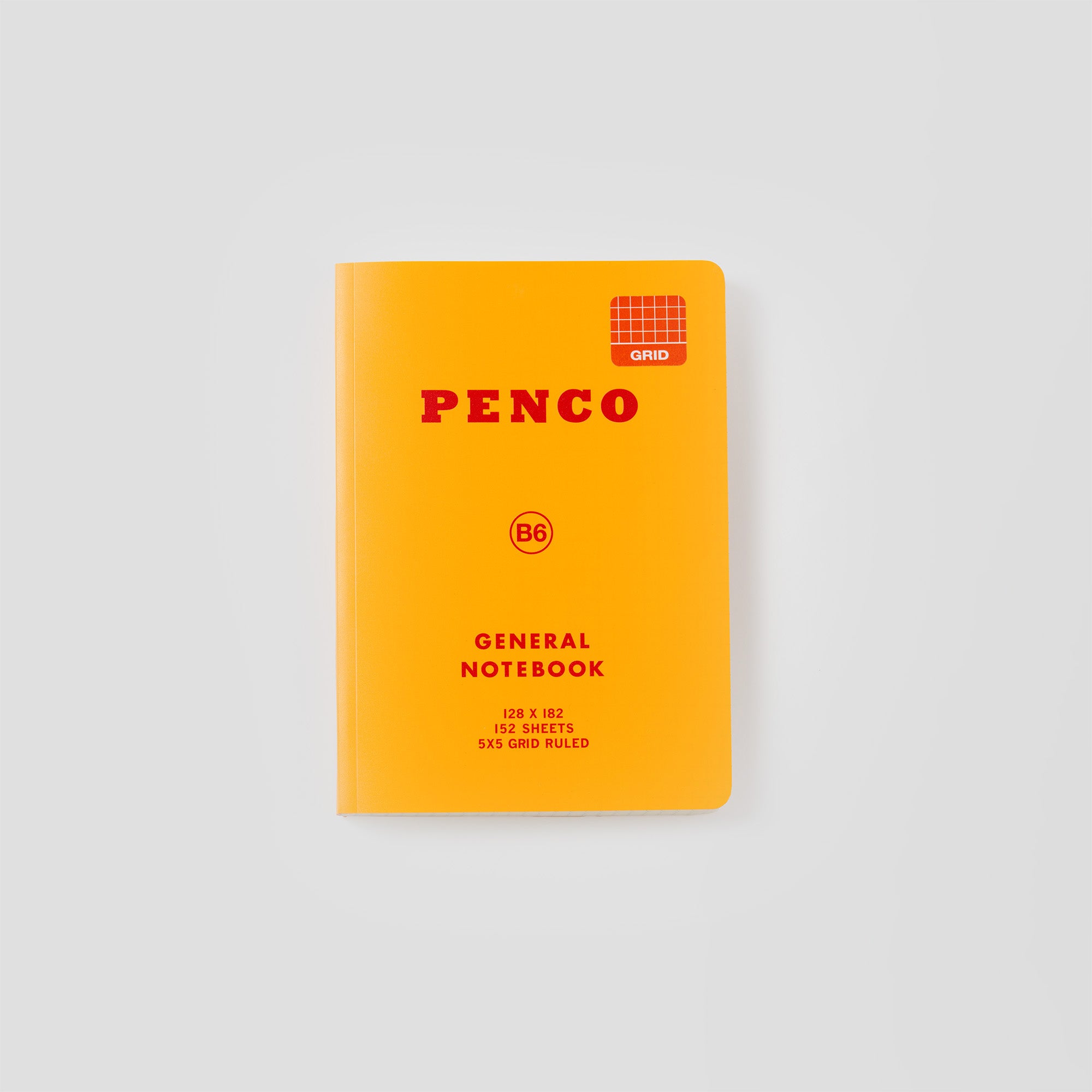 Ein gelbes Penco Soft PP-Notizbuch B6 trägt in fetten roten Buchstaben „Penco“ und darunter „General Notebook“, mit Gittermustern (128 x 182 mm, 5 x 5 Gitter liniert) auf dem Einband. Dieses fadengebundene Notizbuch fällt vor einem schlichten Hintergrund auf.