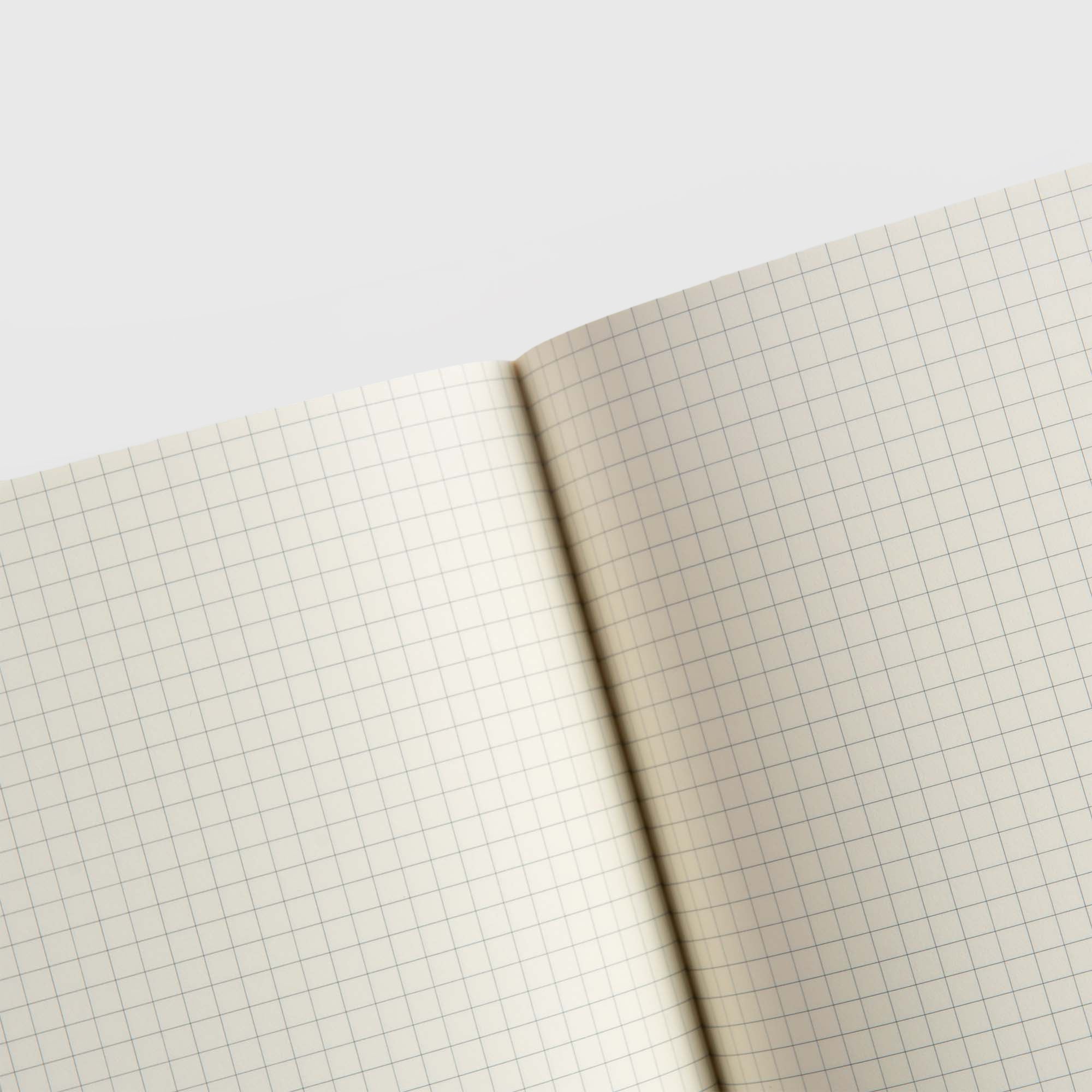 Ein Penco Soft PP Notebook B7 von Penco liegt aufgeschlagen auf einem schlichten weißen Hintergrund und gibt den Blick auf zwei leere, leicht gerasterte Seiten frei. Dieses strapazierfähige fadengebundene Notizbuch zeichnet sich durch ein minimalistisches Design aus.