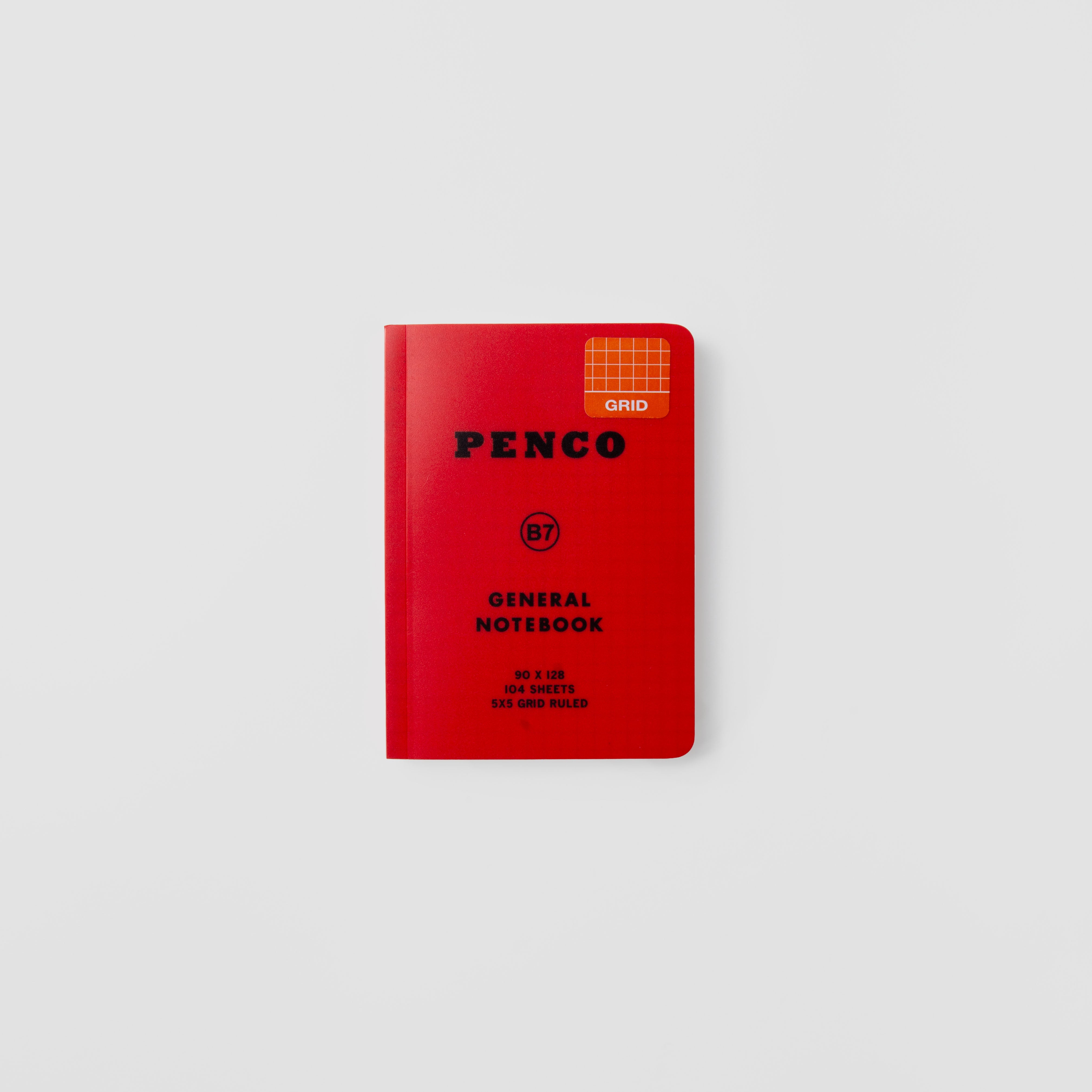 Ein kompaktes rotes Penco Soft PP-Notizbuch B7 mit "GENERAL NOTEBOOK" und "GRID" auf dem Umschlag, abgebildet vor einem schlichten weißen Hintergrund.