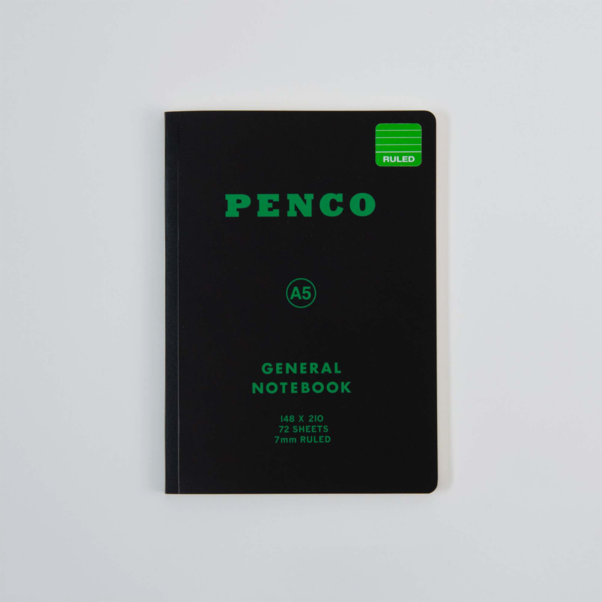 Ein elegantes schwarzes Soft PP-Notizbuch A5 von Penco trägt die Aufschrift „PENCO A5 GENERAL NOTEBOOK“ in Grün mit einem „RULED“-Aufkleber in der oberen rechten Ecke. Zu den Details gehören „148 x 210, 72 BLÄTTER, 7 mm RULED“, alles auf einem schlichten weißen Hintergrund.