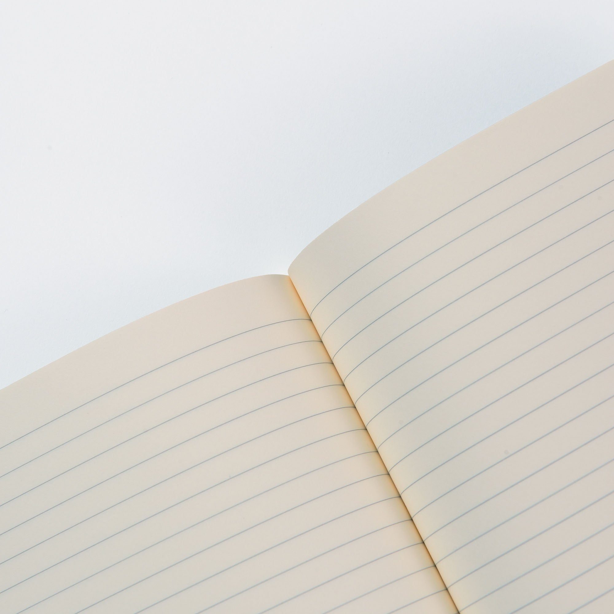 Das Penco Soft PP-Notizbuch A5 verfügt über linierte Seiten, die elegant vor einem makellosen weißen Hintergrund angeordnet sind und in ein elegantes Kunststoffeinband eingefasst sind.