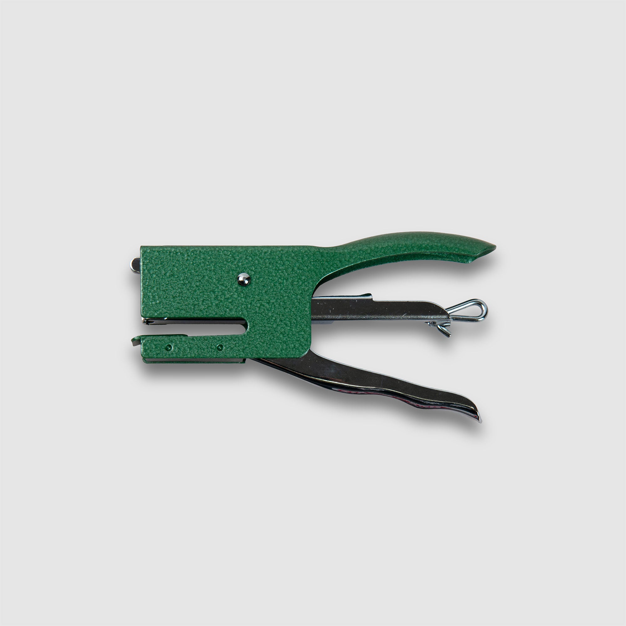 Ein grüner Penco Hefter, auch bekannt als "Tacker", mit Metallgriff und Auslöser, als praktisches Gerät auf schlicht grauem Hintergrund präsentiert.