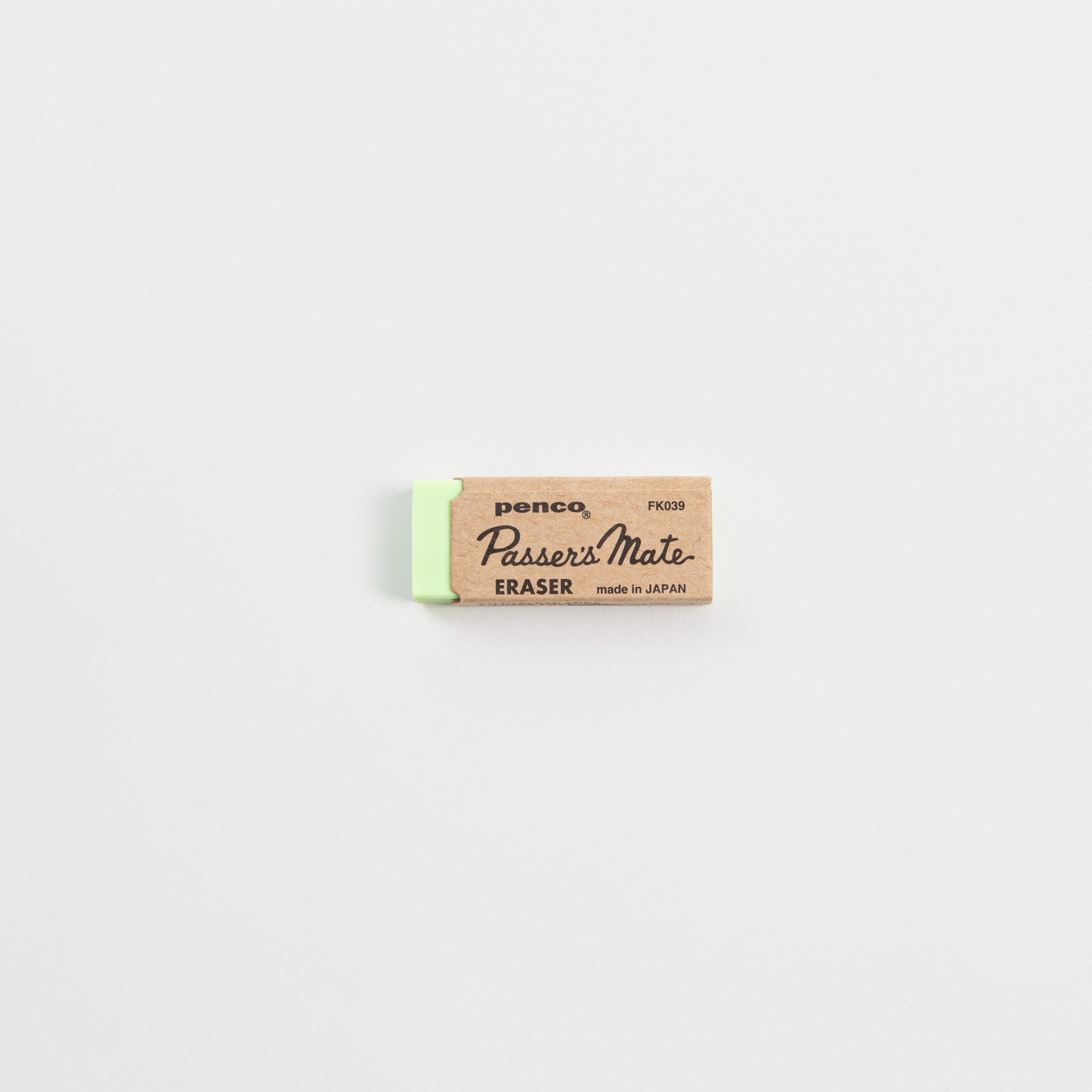 Ein rechteckiger Passer's Mate Radiergummi von Penco mit brauner Papierhülle und hellgrünem Rand, der Vintage-Charme versprüht, steht auf einem schlichten weißen Hintergrund.