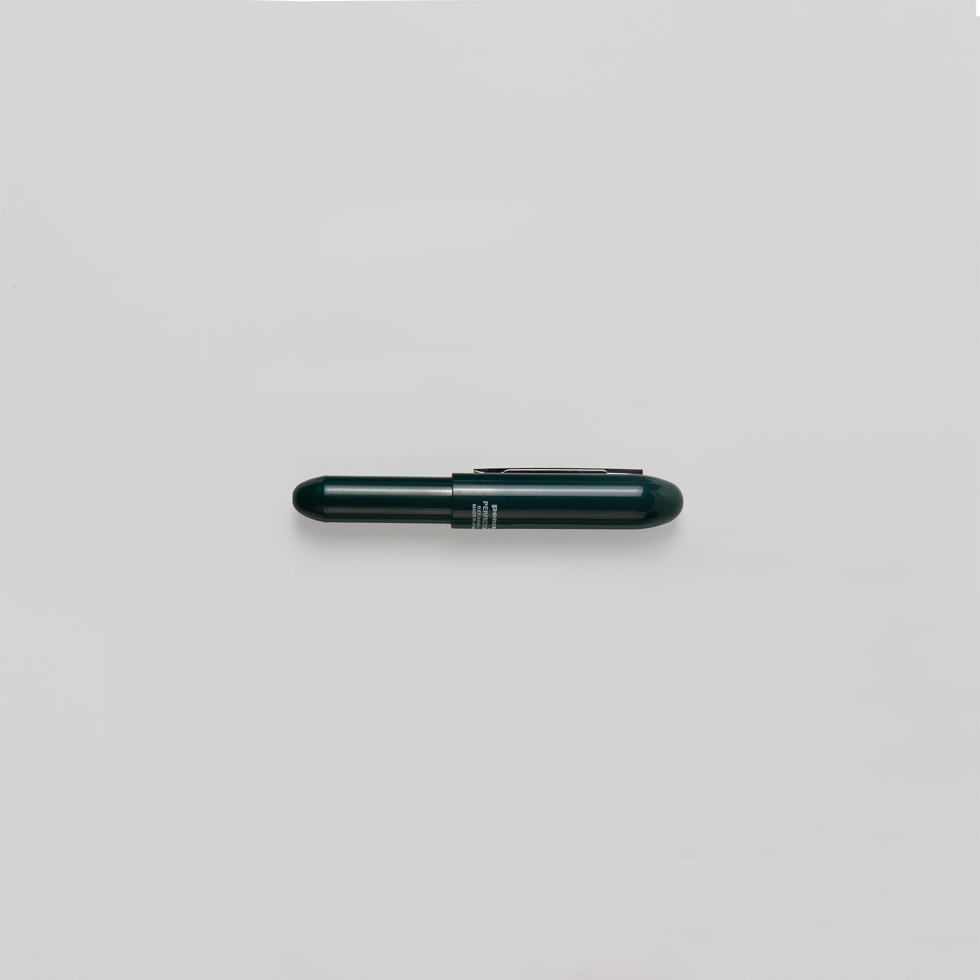 Ein Bullet-Kugelschreiber von Penco im schwarzen Stiftdesign mit abgerundeter Kappe und Clip ist horizontal auf einem schlichten weißen Hintergrund positioniert.