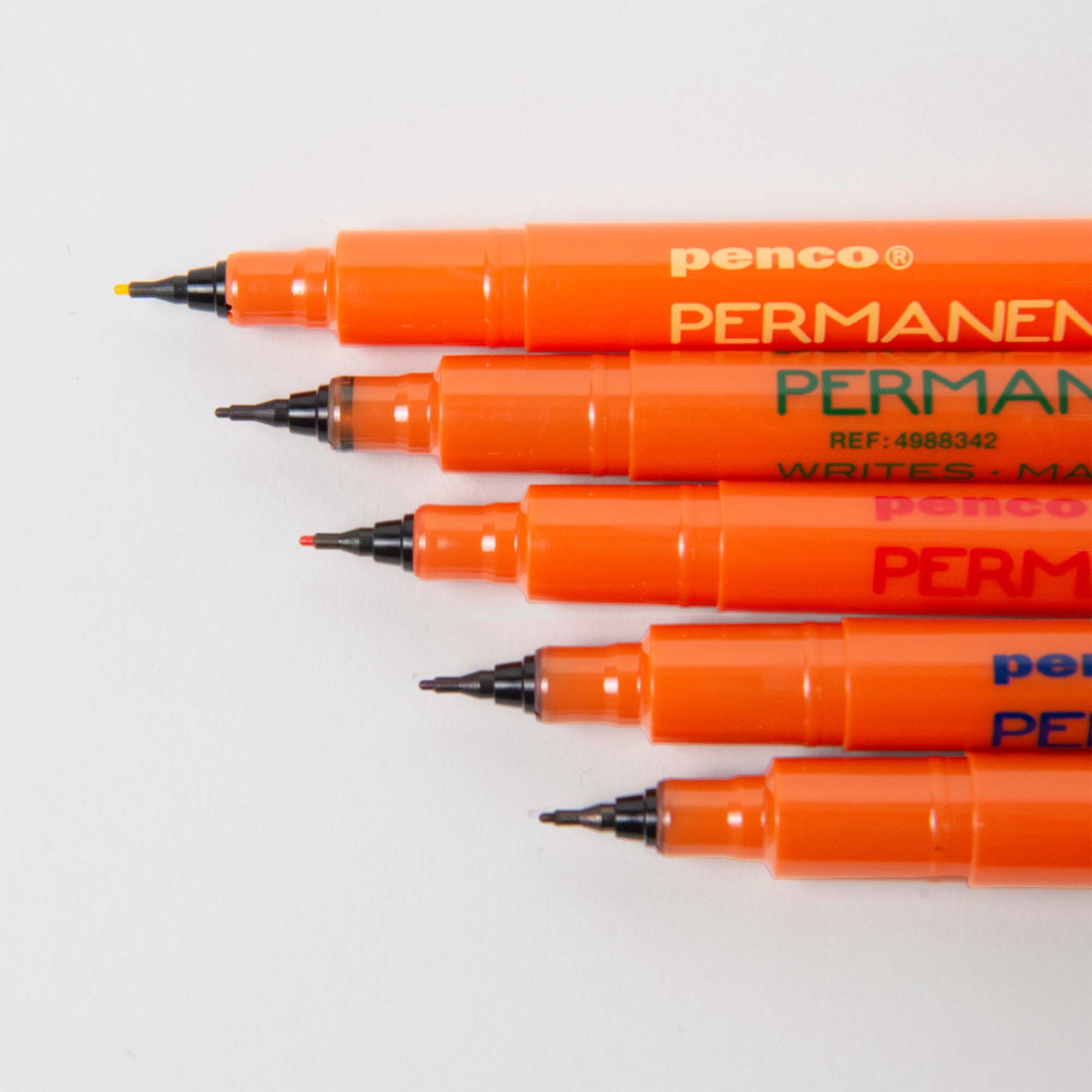 Fünf orange Permanentmarker von Penco mit alkoholbasierter Tinte und unterschiedlichen Spitzengrößen sind diagonal auf weißem Hintergrund angeordnet, wobei die Spitzen nach links zeigen. Auf jedem Marker ist schwarzer Text zu sehen, der das Permanent Writer-Modell angibt.