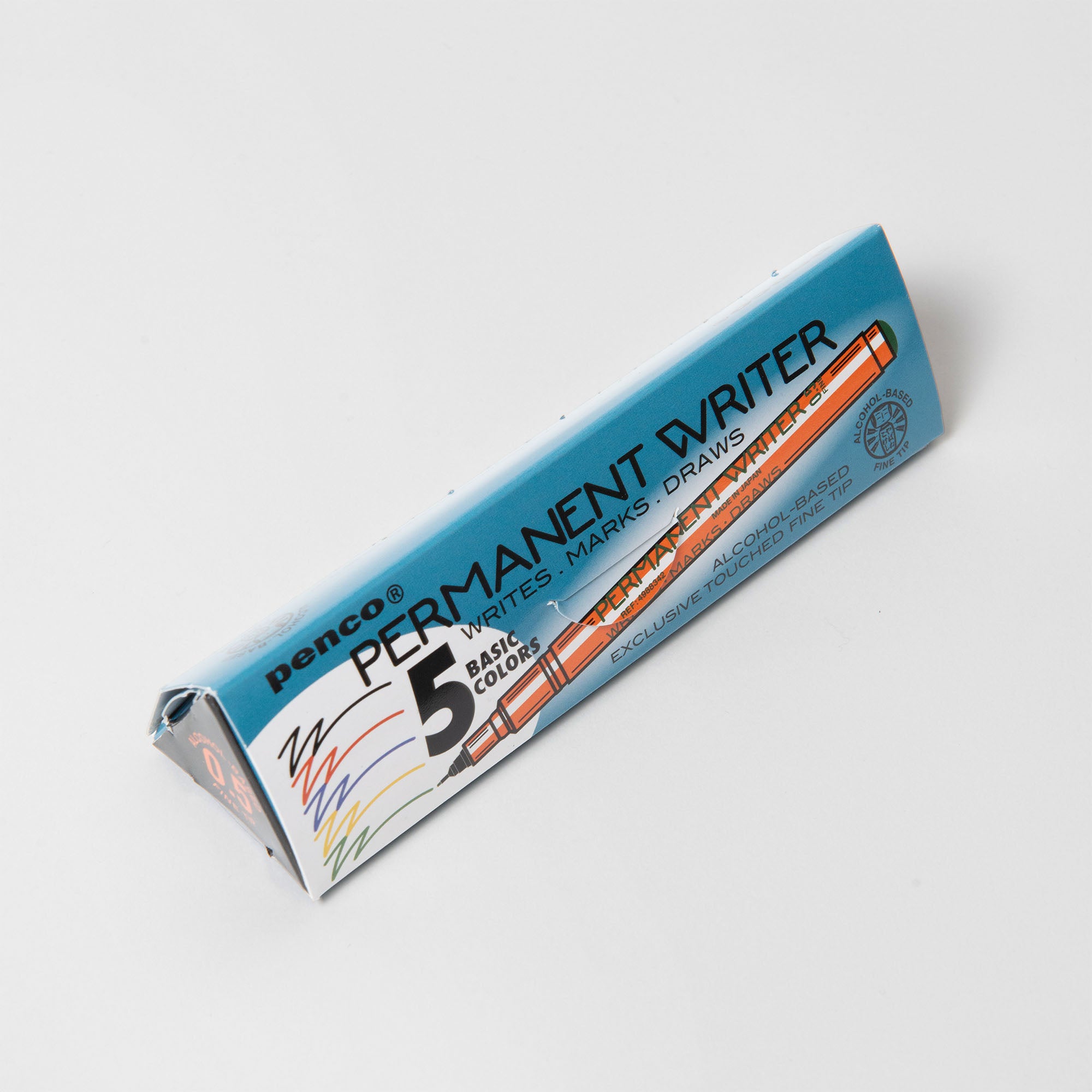Penco Permanent Writer – 5 Farben zum Schreiben, Markieren, Zeichnen verfügt über fünf Grundfarben mit einer 0,5 mm Spitze. Die überwiegend blaue Box zeigt farbenfrohe Stiftillustrationen und Notizen. Die alkoholbasierte Tinte der Stifte eignet sich ideal zum Schreiben, Markieren und Zeichnen.