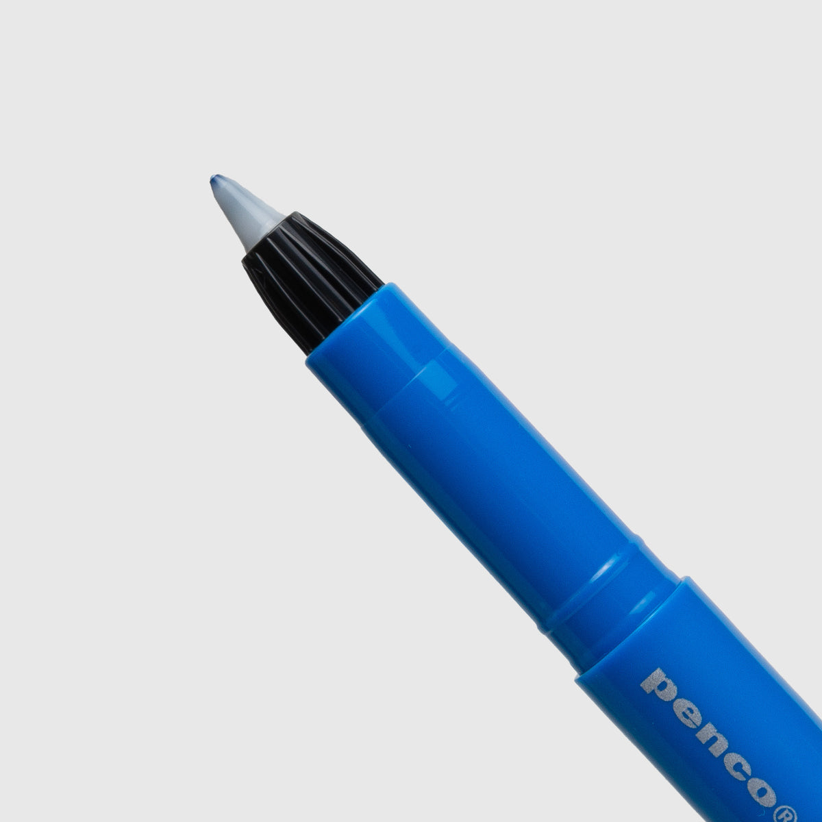 Eine Nahaufnahme eines blauen Penco Glider Colour-Stifts mit schwarzem Griff und weißer Spitze vor einem schlichten hellgrauen Hintergrund. Der Markenname „Penco“ ist teilweise auf dem Stiftkörper zu erkennen und unterstreicht das klassische, vom Retro-Stift inspirierte Design.