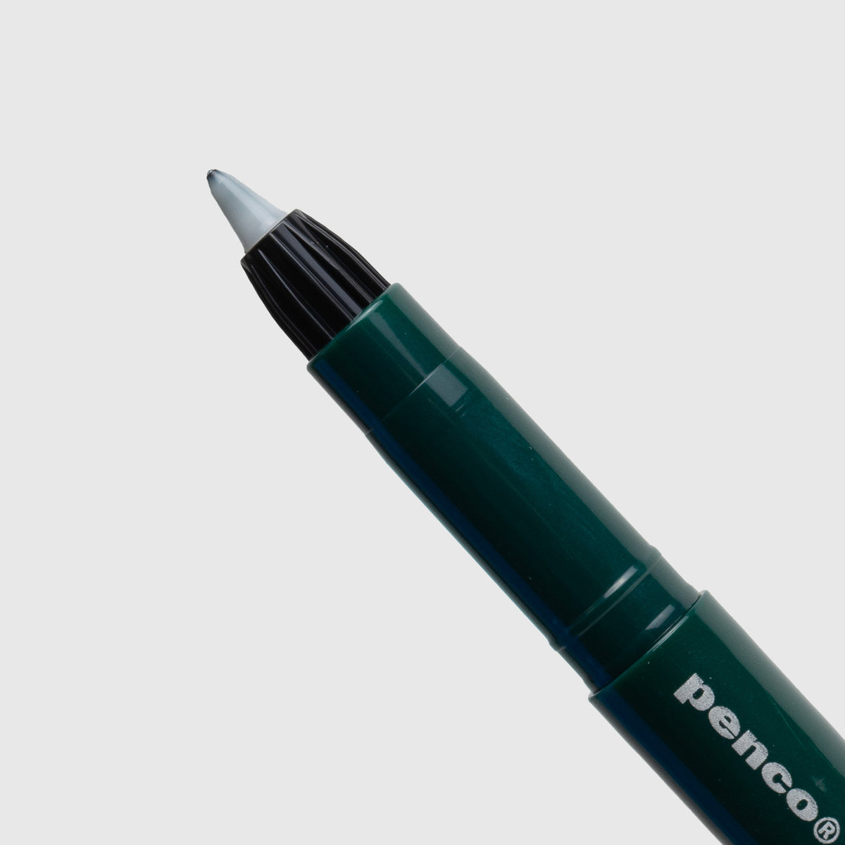 Eine Nahaufnahme eines grünen Penco Glider Colour-Stifts, auf dem der Markenname „Penco“ zu sehen ist, wobei die Stiftspitze vor einem schlichten hellgrauen Hintergrund hervorgehoben wird. Dieser Retro-Stift verfügt über Tinte auf Wasserbasis und sorgt so für ein geschmeidiges Schreibgefühl.